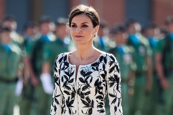 Plano medio de la Reina Letizia usando el polémico vestido. Fuente: Getty Images