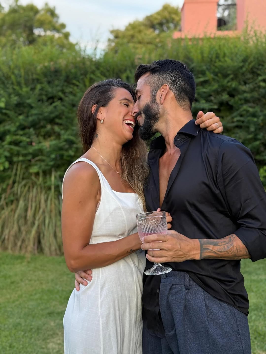 Cinthia Fernández junto a Roberto Castillo en el festejo navideño familiar | Fuente: Instagram/cinthia_fernandez_