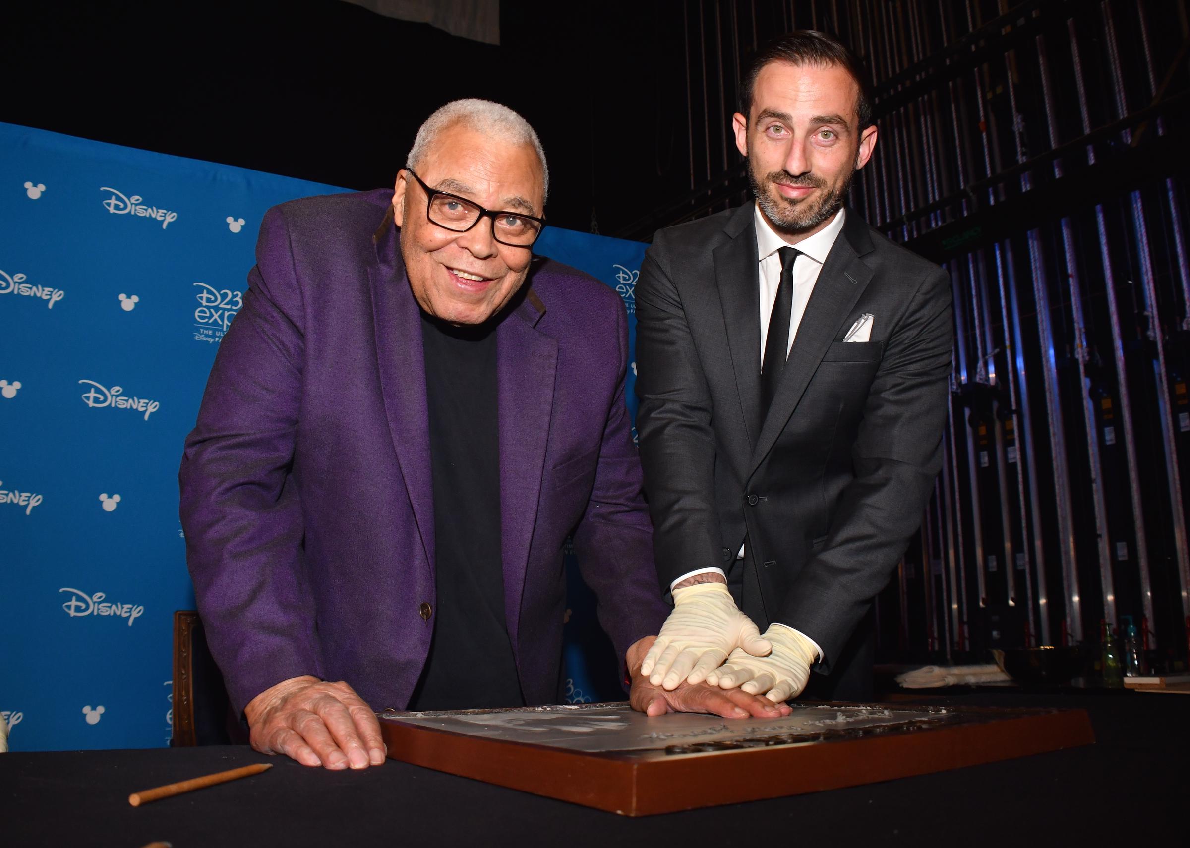 James Earl Jones aparece fundiendo su mano en cemento para Disney durante un evento especial el 10 de julio de 2019, en Pawling, Nueva York | Fuente: Getty Images