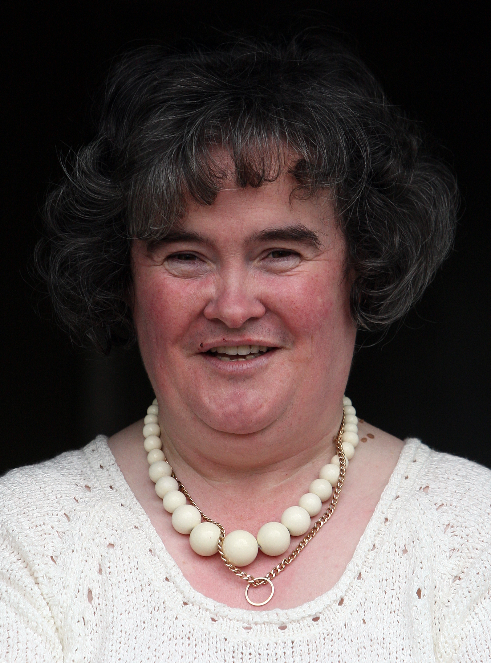 Susan Boyle fotografiada en la puerta de su casa el 16 de abril de 2009, en Blackburn, Escocia | Fuente: Getty Images