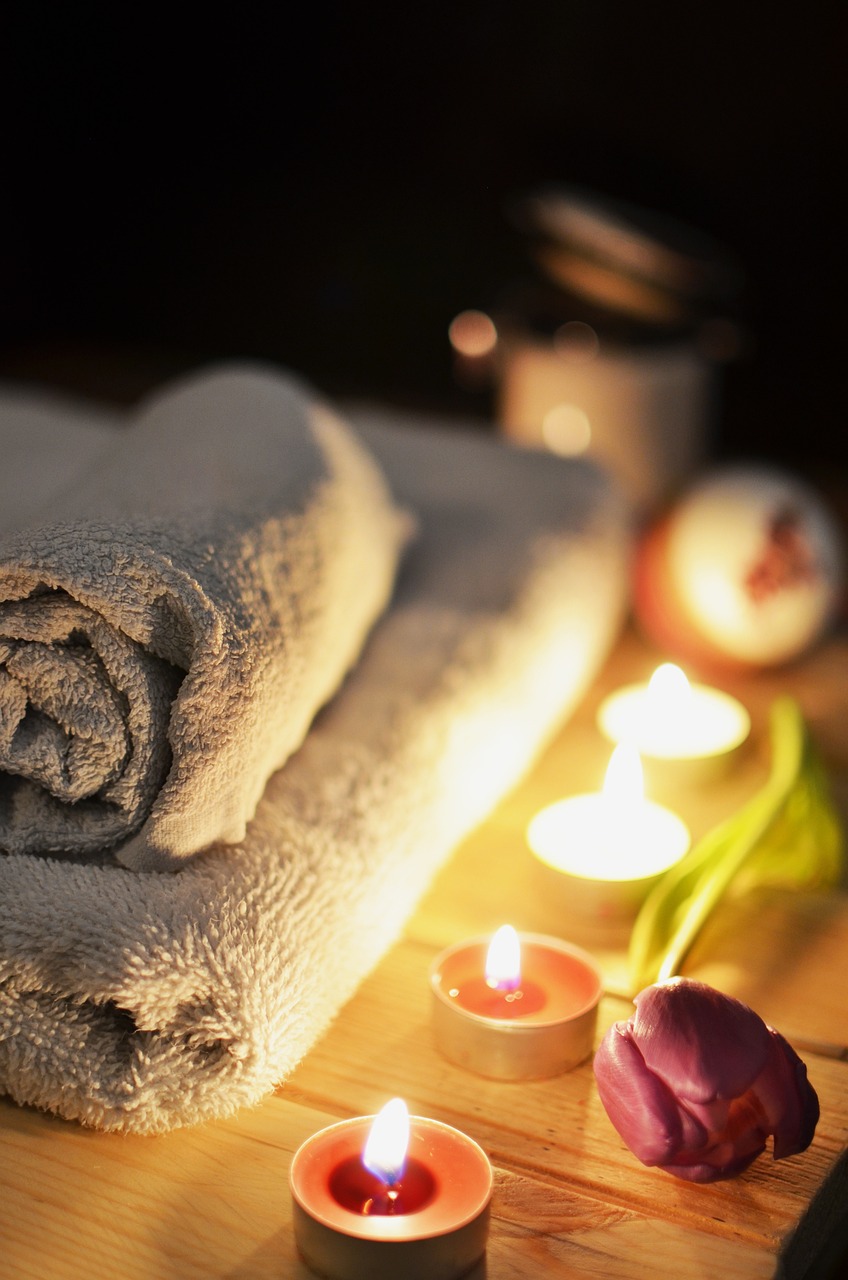 Velas y toallas colocadas en un spa de día | Fuente: Pixabay