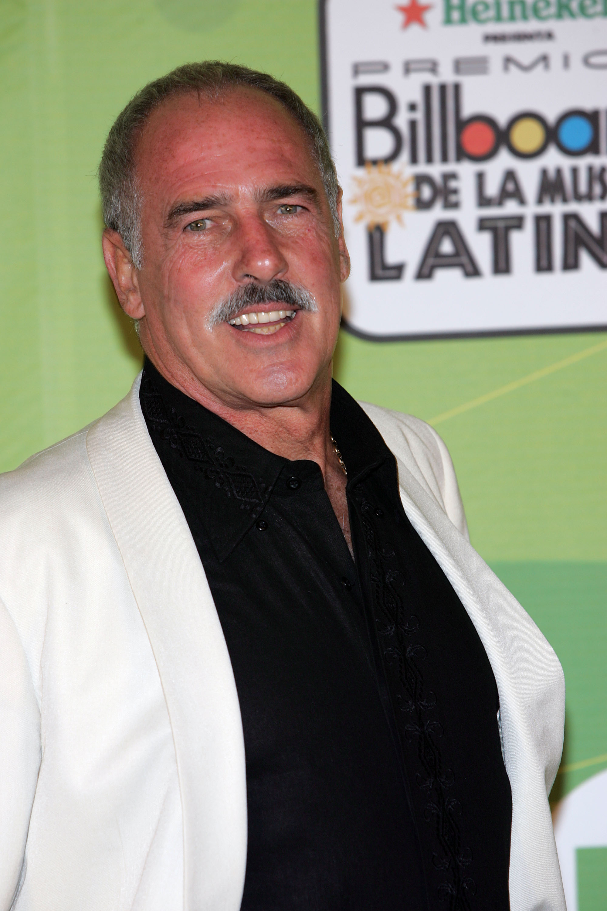 El actor Andrés García posa en el backstage de los Premios Billboard de la Música Latina 2005 en el Miami Arena el 28 de abril de 2005 en Miami, Florida. | Fuente: Getty Images