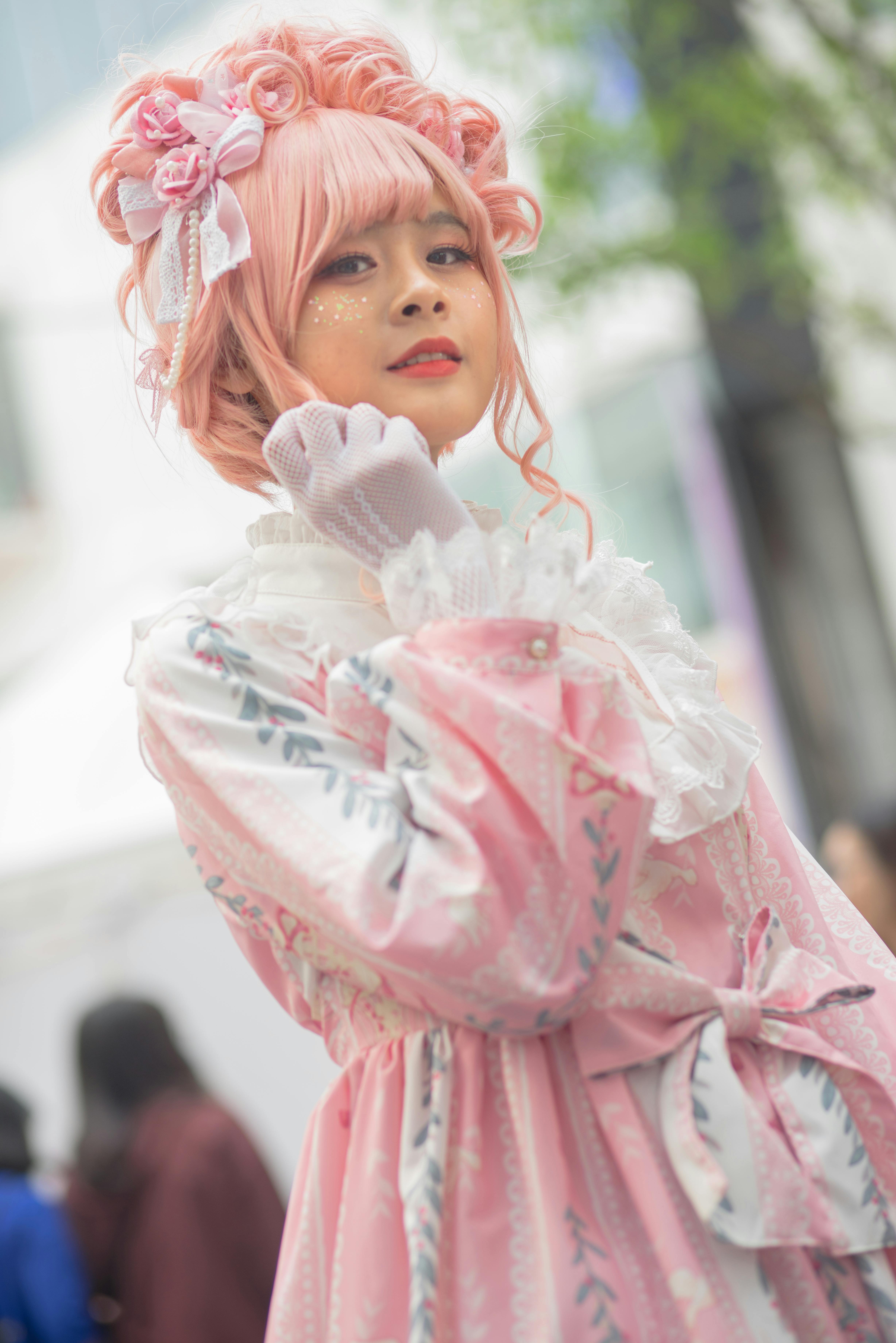 Una mujer vestida a la moda Lolita | Fuente: Pexels