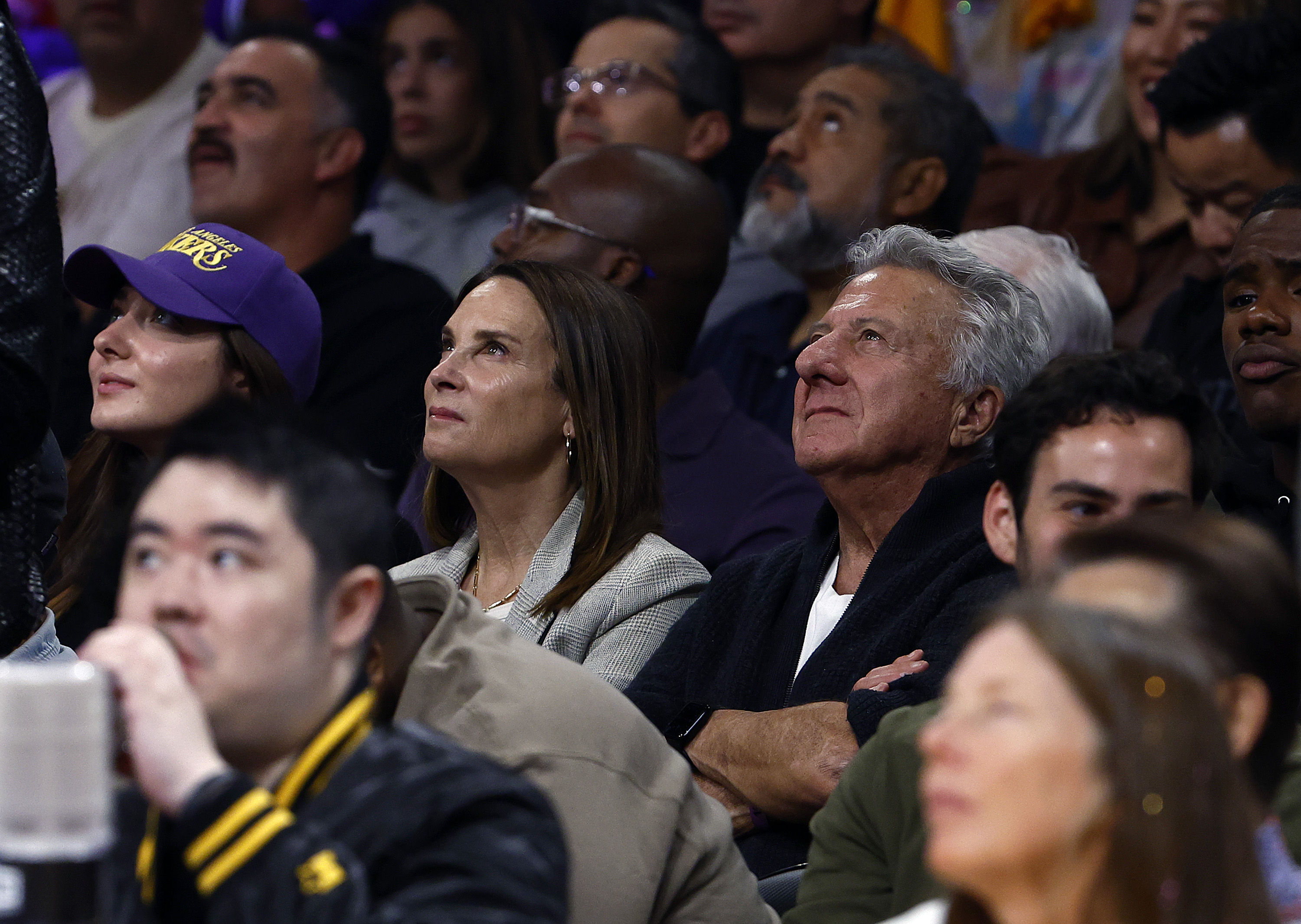 Lisa Hoffman y Dustin Hoffman en un partido entre los LA Clippers y Los Angeles Lakers en el cuarto cuarto en Los Ángeles, California, el 20 de octubre de 2022. | Foto: Getty Images