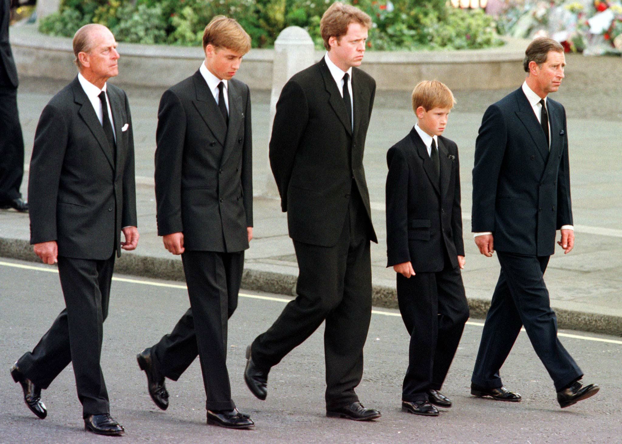 El duque de Edimburgo, el príncipe William, el conde Spencer, el príncipe Harry y el príncipe Charles caminan por el exterior de la Abadía de Westminster durante el funeral de Diana, Princesa de Gales, el 6 de septiembre de 1997 | Fuente: Getty Images