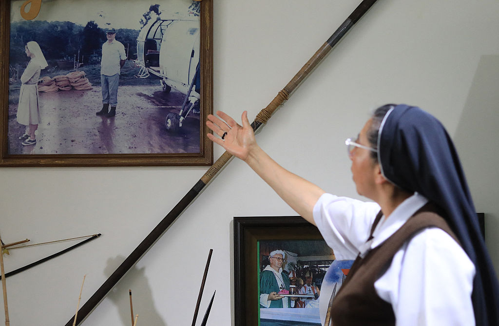 Una monja de la comunidad "Hermanas Terciarias Capuchinas de la Sagrada Familia" muestra la última fotografía tomada a la religiosa colombiana Inés Arango Velásquez, expuesta en un pequeño museo donde se conservan algunas de sus pertenencias en Medellín, Colombia, el 22 de mayo de 2025. | Foto: Getty Images