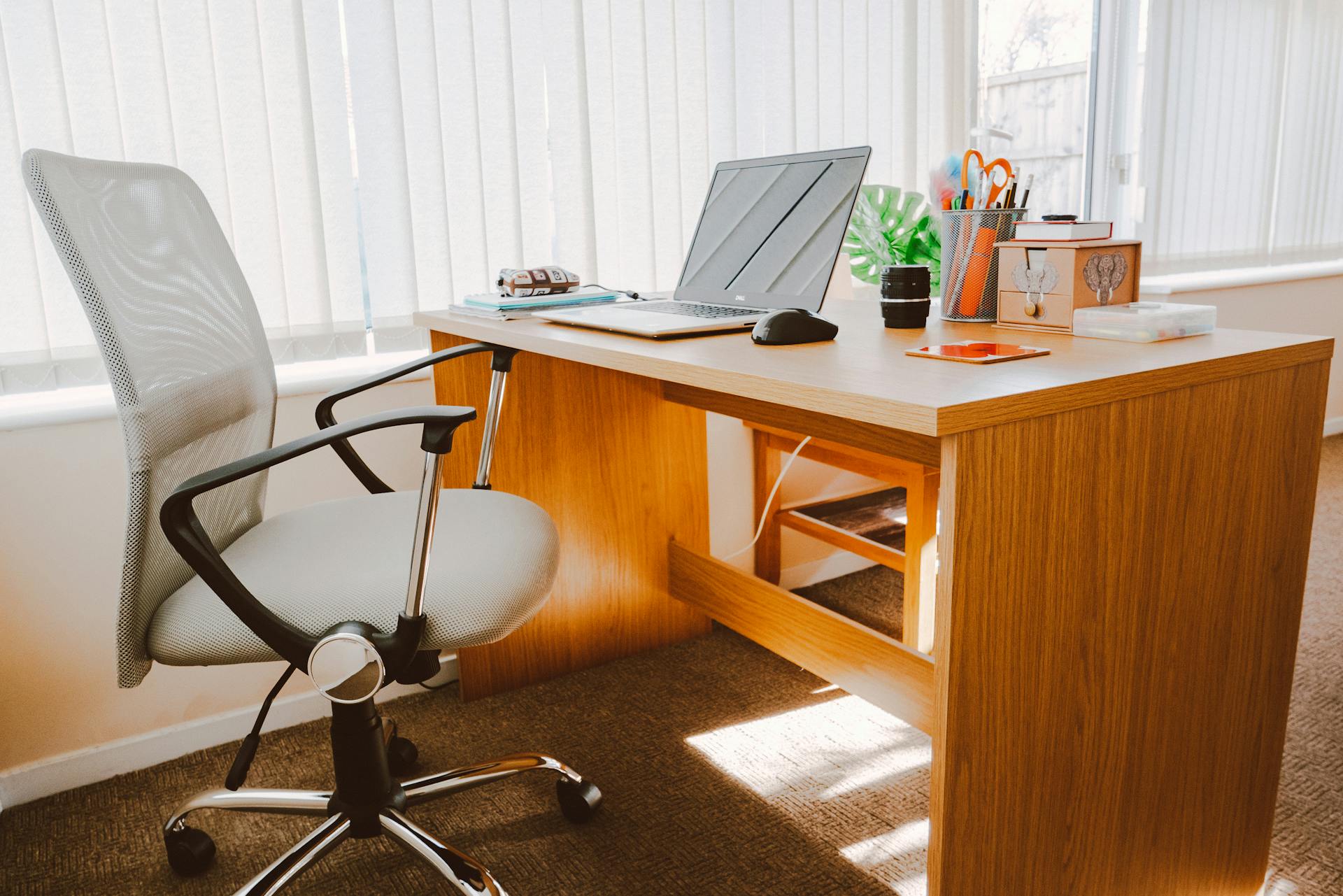 Un escritorio y una silla en una oficina | Fuente: Pexels