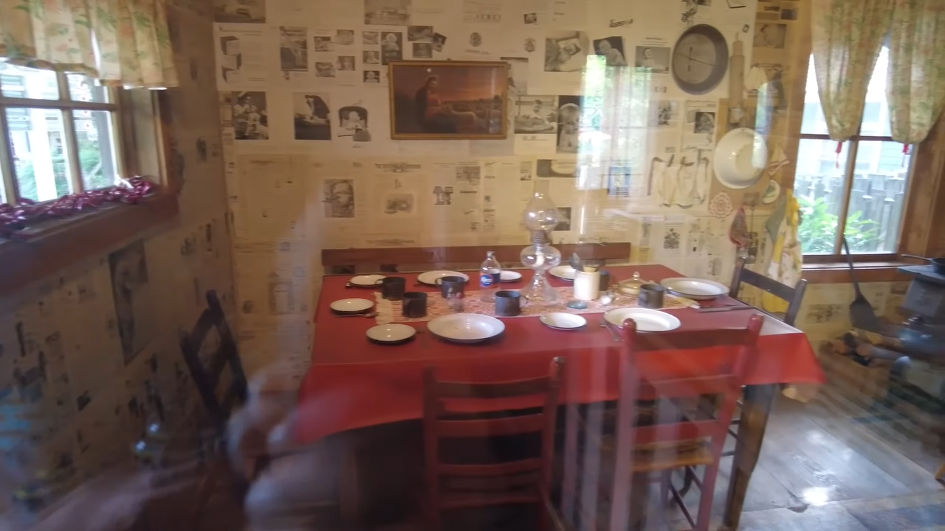 La casa de la infancia de Dolly Parton en Tennessee | Fuente: YouTube/TheSmokes