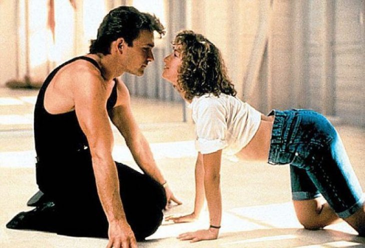 Jennifer Grey y Patrick Swayze en la película de 1987 "Dirty Dancing" | Fuente: Flickr