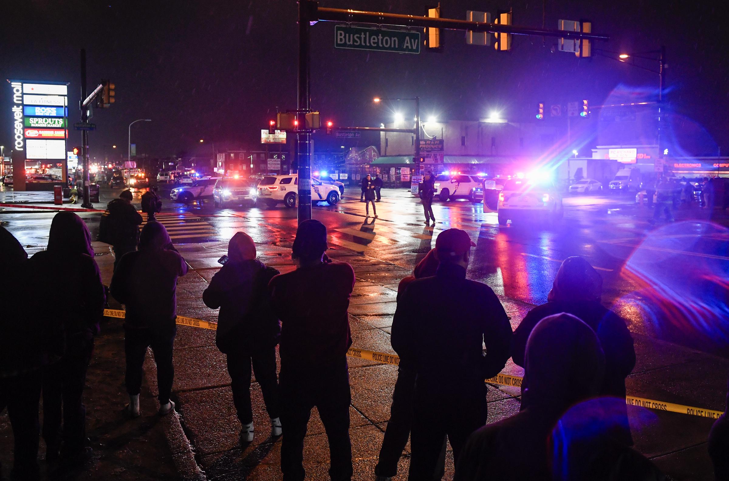 La gente se reúne mientras los miembros de los servicios de emergencia responden a un accidente aéreo en un barrio cercano a Cottman Avenue en Filadelfia, Pensilvania, el 31 de enero de 2025 | Fuente: Getty Images