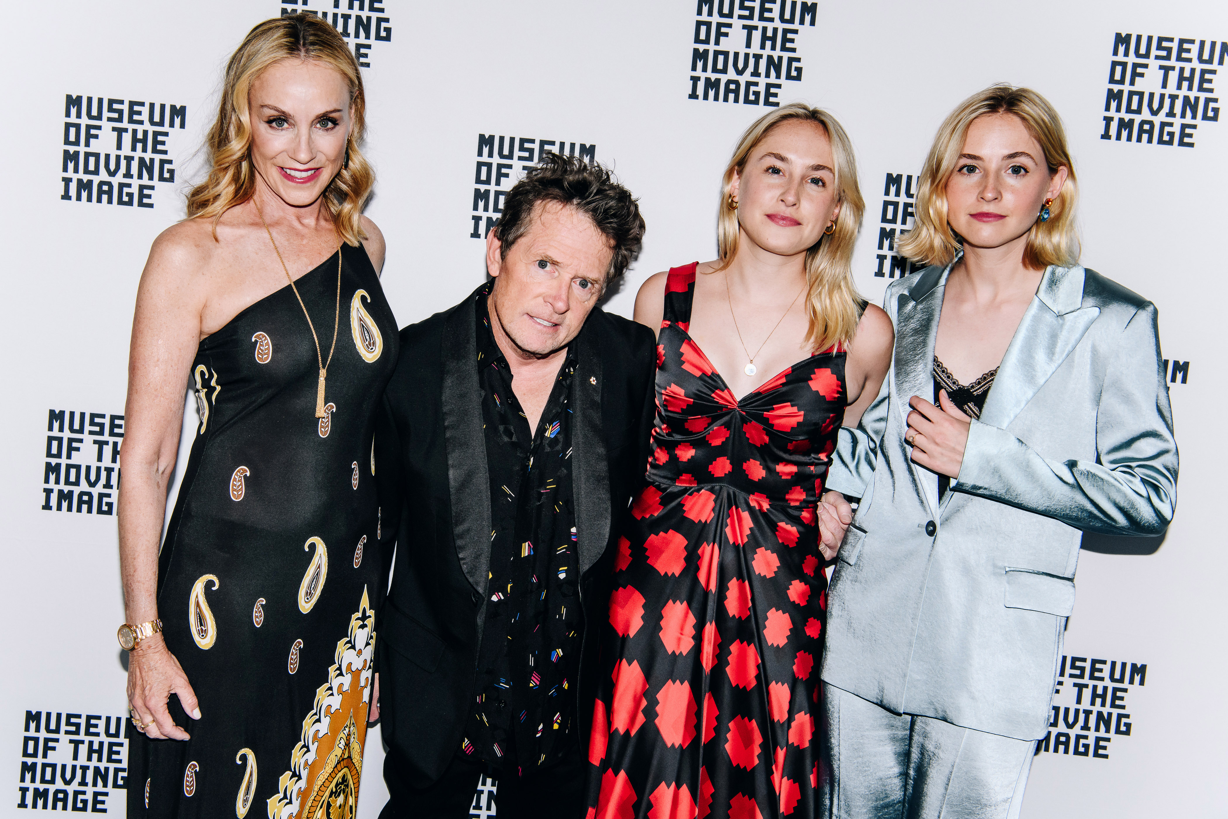 Tracy Pollan y Michael J. Fox con sus hijas gemelas Aquinnah y Schuyler Fox en los Spring Moving Image Awards en Nueva York el 6 de junio de 2023 | Fuente: Getty Images