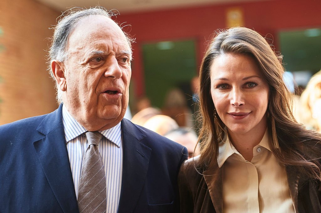Carlos Falcó y Ester Doña en los establos antes de la gala de clausura de SICAB 2017 el 18 de noviembre de 2017 en Sevilla, España. | Imagen: Getty Images