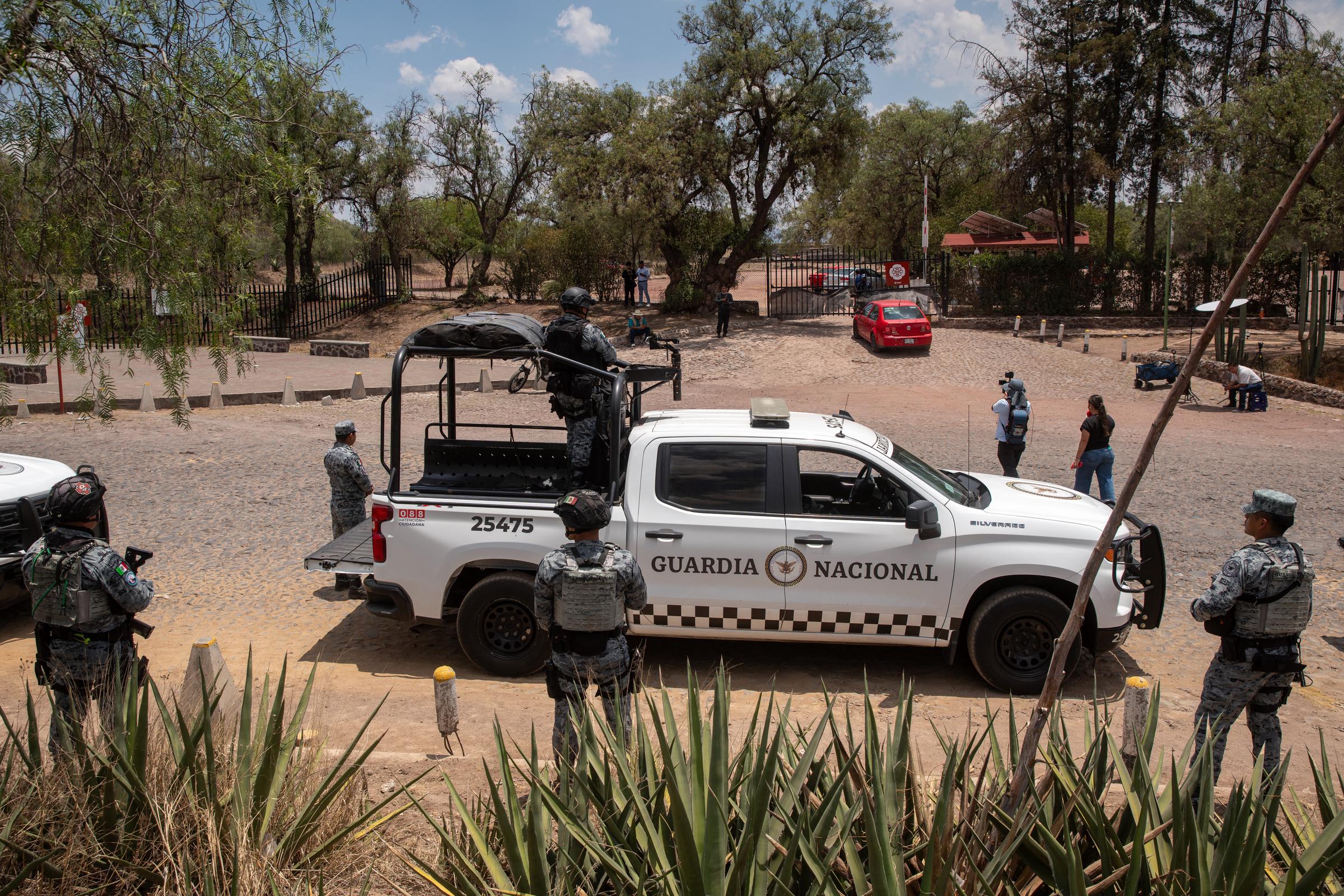 Miembros de la Guardia Nacional montan guardia en la zona arqueológica de Teotihuacán tras un tiroteo ocurrido en Teotihuacán, Estado de México, el 21 de abril de 2026. | Fuente: Getty Images.