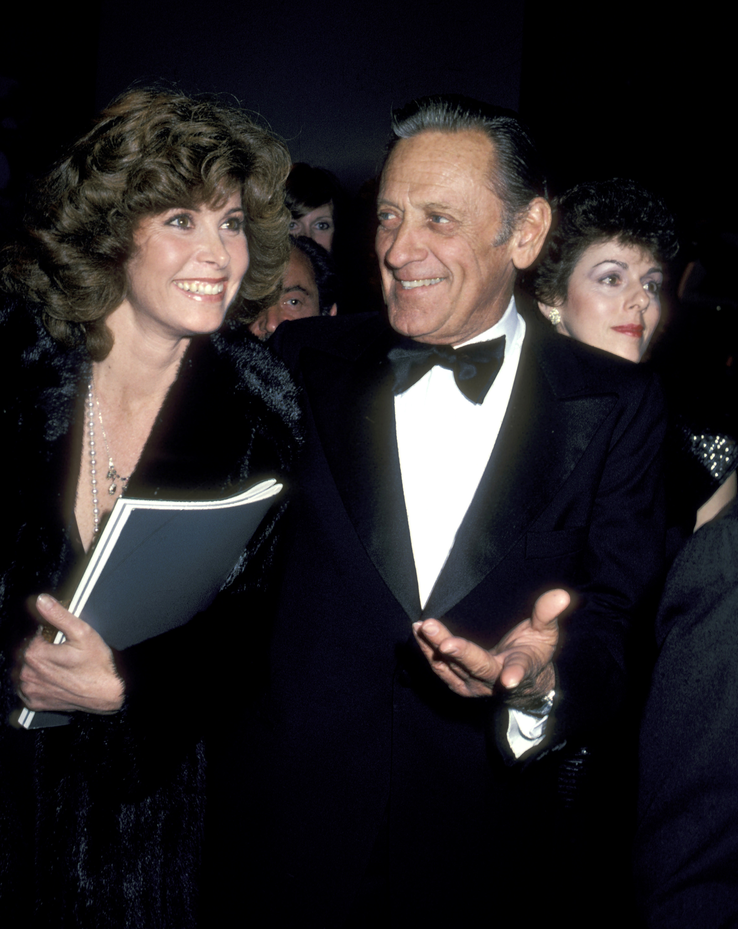 William Holden y la actriz fotografiados en el AFI Salute to James Stewart el 28 de febrero de 1980 | Fuente: Getty Images