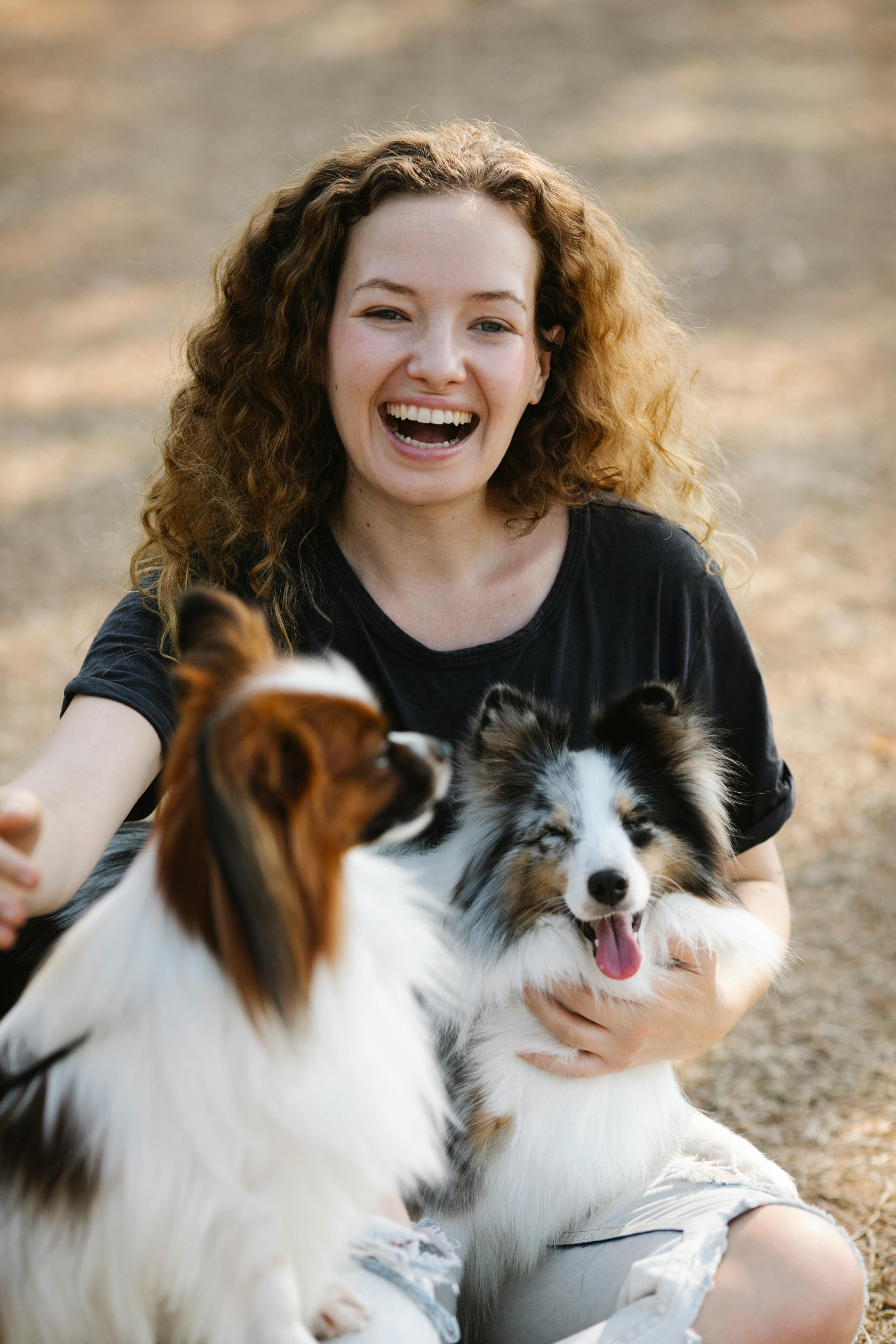Una mujer con sus perros | Fuente: Pexels