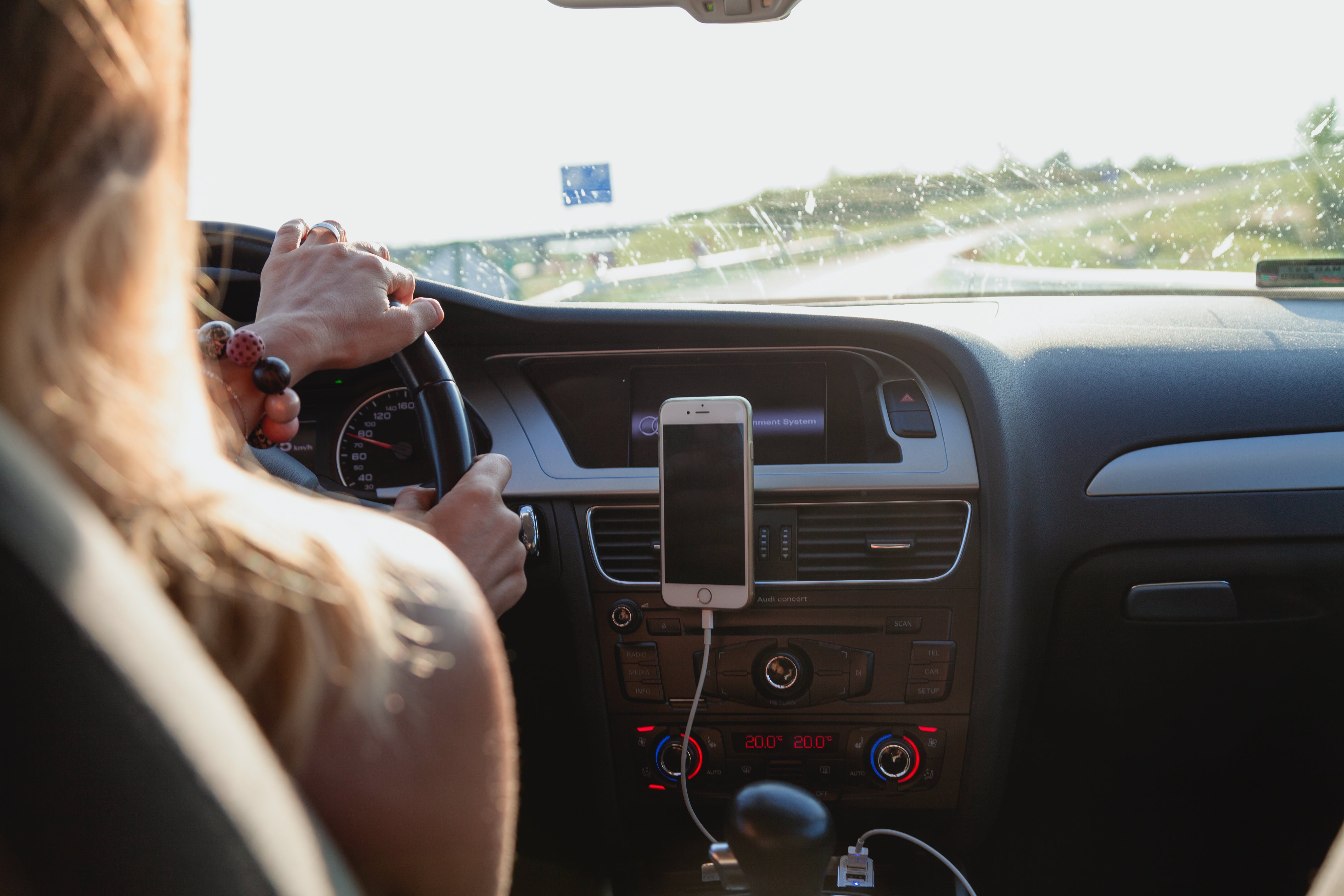 Una mujer conduciendo | Foto: Pexels
