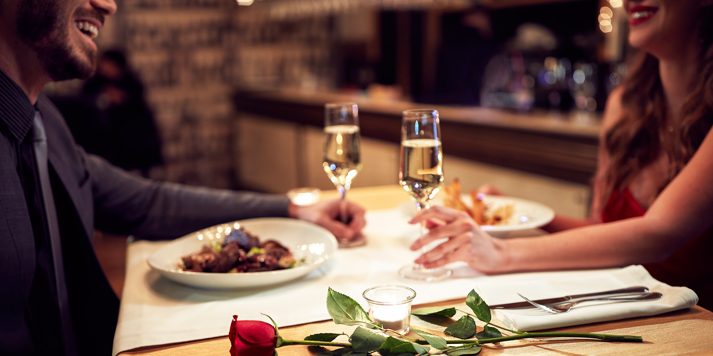 Pareja en una cena romántica | Foto: Shutterstock