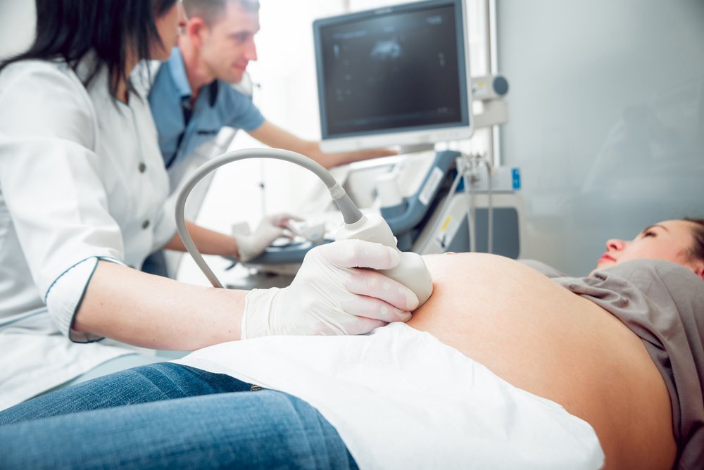 Personal médico realizando una ecografía a una mujer embarazada. | Foto: Shutterstock