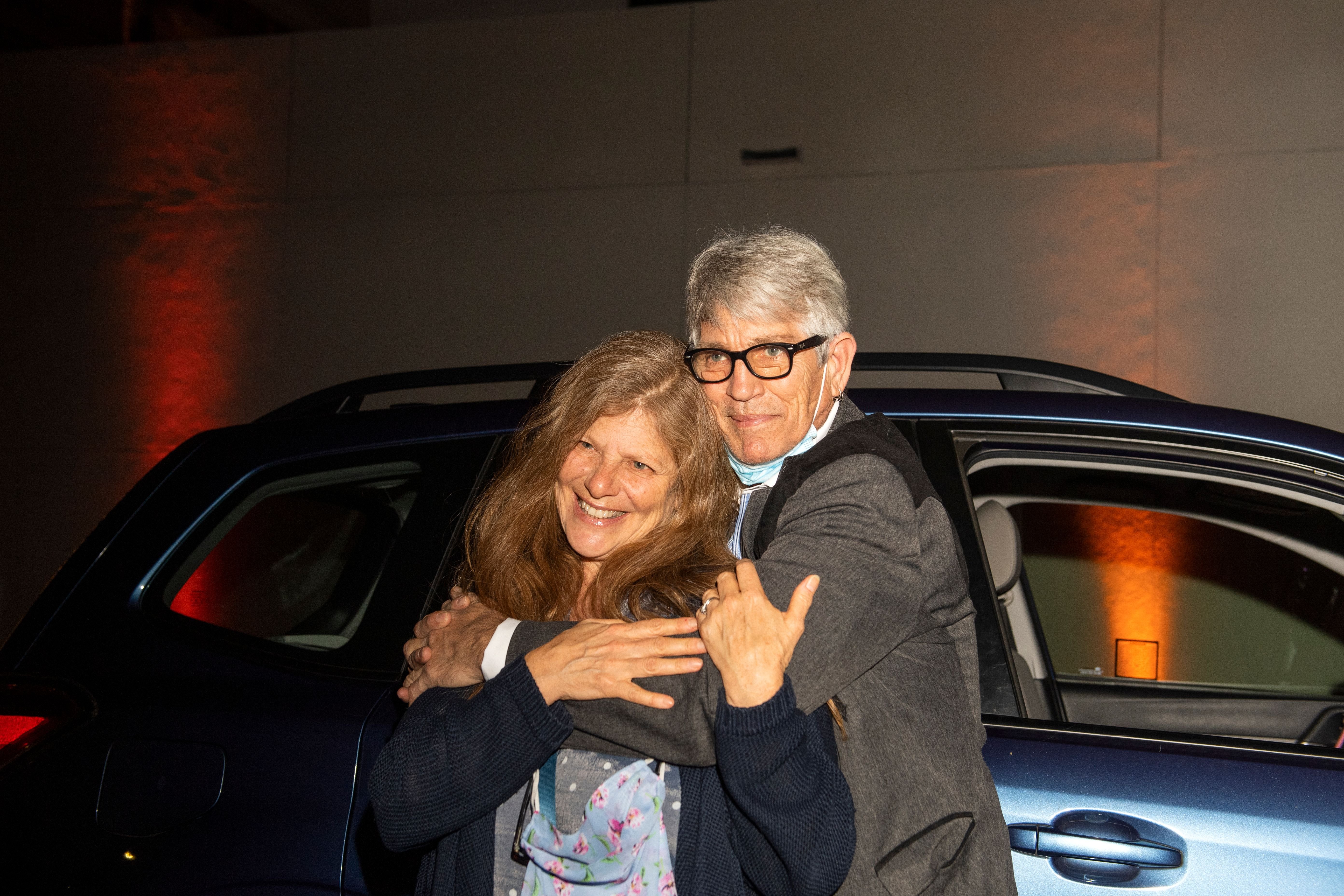 Eric Roberts y Eliza Roberts durante la noche de apertura del primer autocine en el corazón de Hollywood, el 4 de diciembre de 2020, en Hollywood, California. | Foto: Getty Images