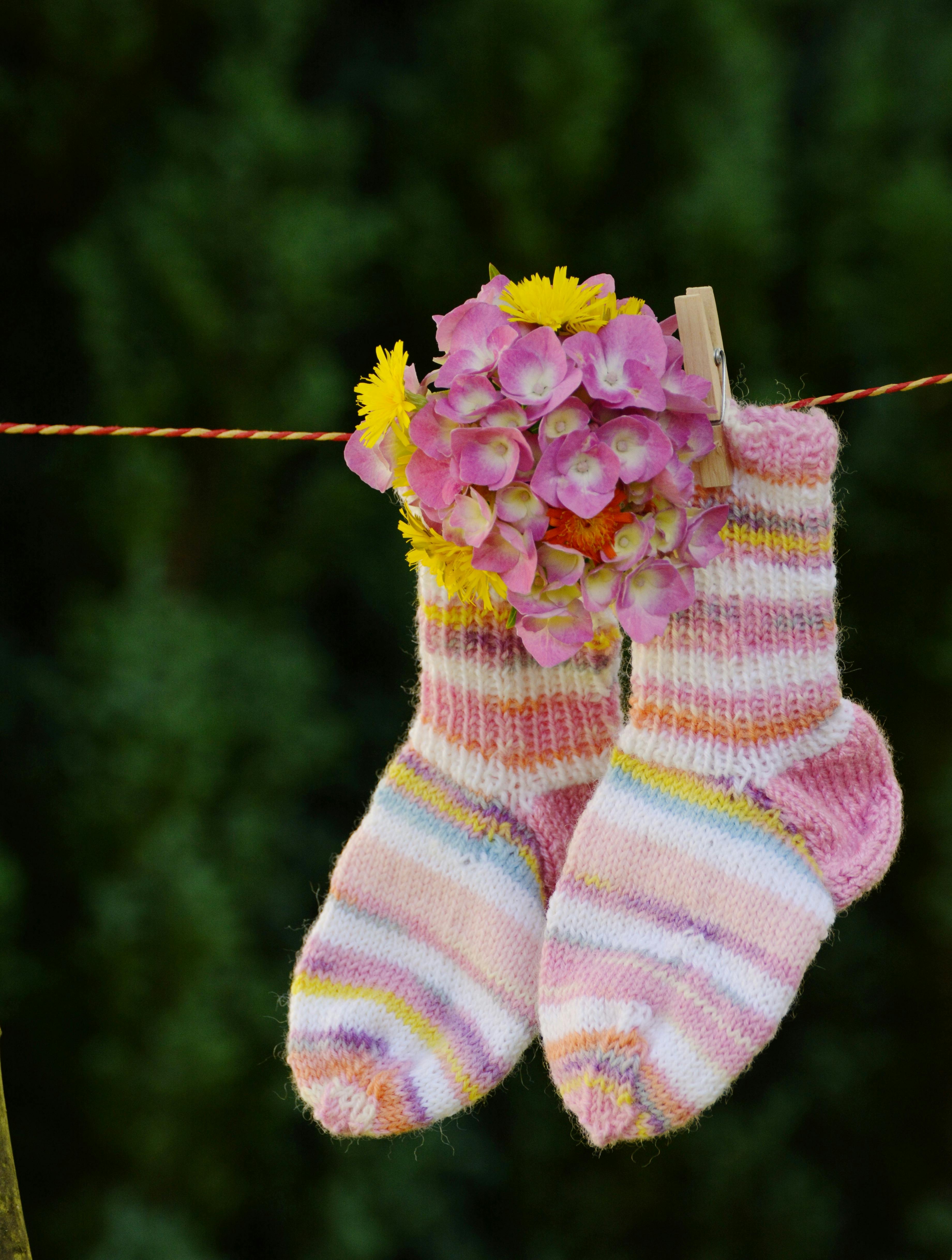 Calcetines con flores | Fuente: Pexels