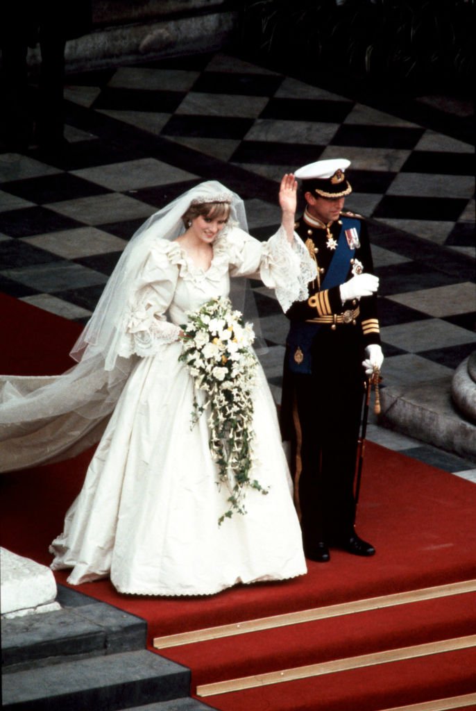 La princesa Diana y el príncipe Charles saludando al público el 29 de julio de 1981. | Foto: Getty Images