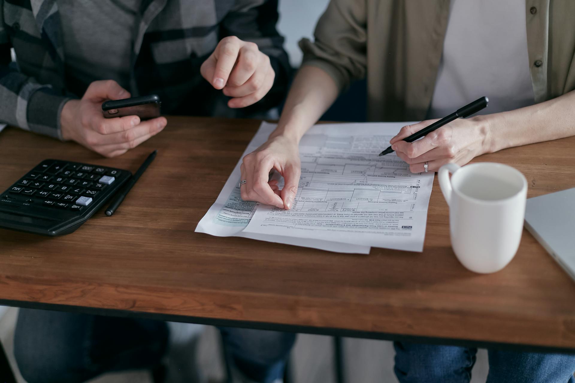 Una pareja haciendo juntos el presupuesto | Fuente: Pexels