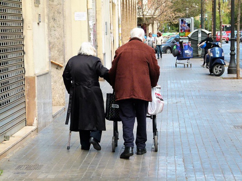 Pareja de ancianos camina por la calle. | Foto: Flickr