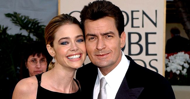 Denise Richards y Charlie Sheen en los Premios Globo de Oro en Beverly Hills, California, el 20 de enero de 2002. | Foto: Getty Images