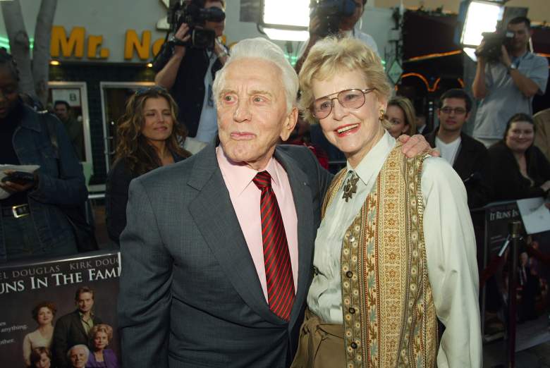 Diana Douglas Webster con su ex esposo Kirk en 2003. │Foto: Getty Images