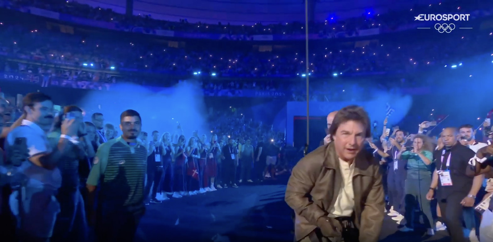 Tom Cruise aterrizando de su salto durante la ceremonia de clausura de los Juegos Olímpicos de París, publicada el 12 de agosto de 2024 | Fuente: YouTube/Eurosport