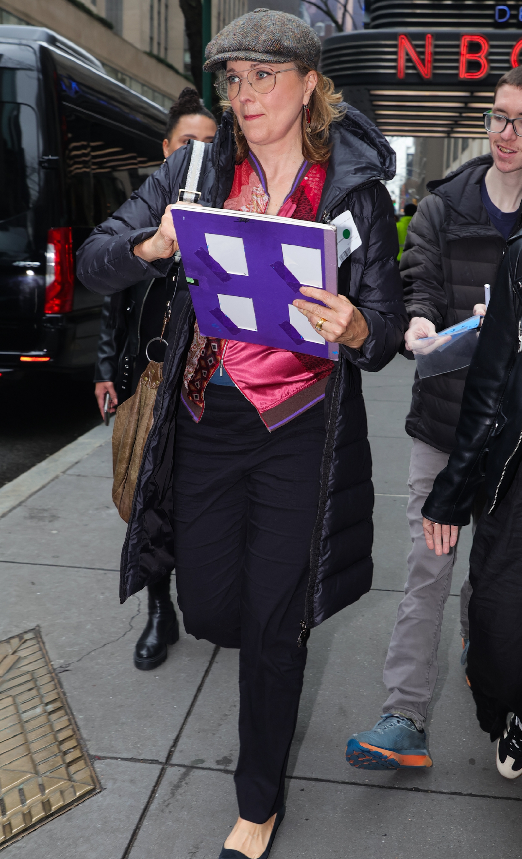 Lucy Lawless es vista saliendo de los estudios de la NBC el 11 de abril de 2024 | Fuente: Getty Images