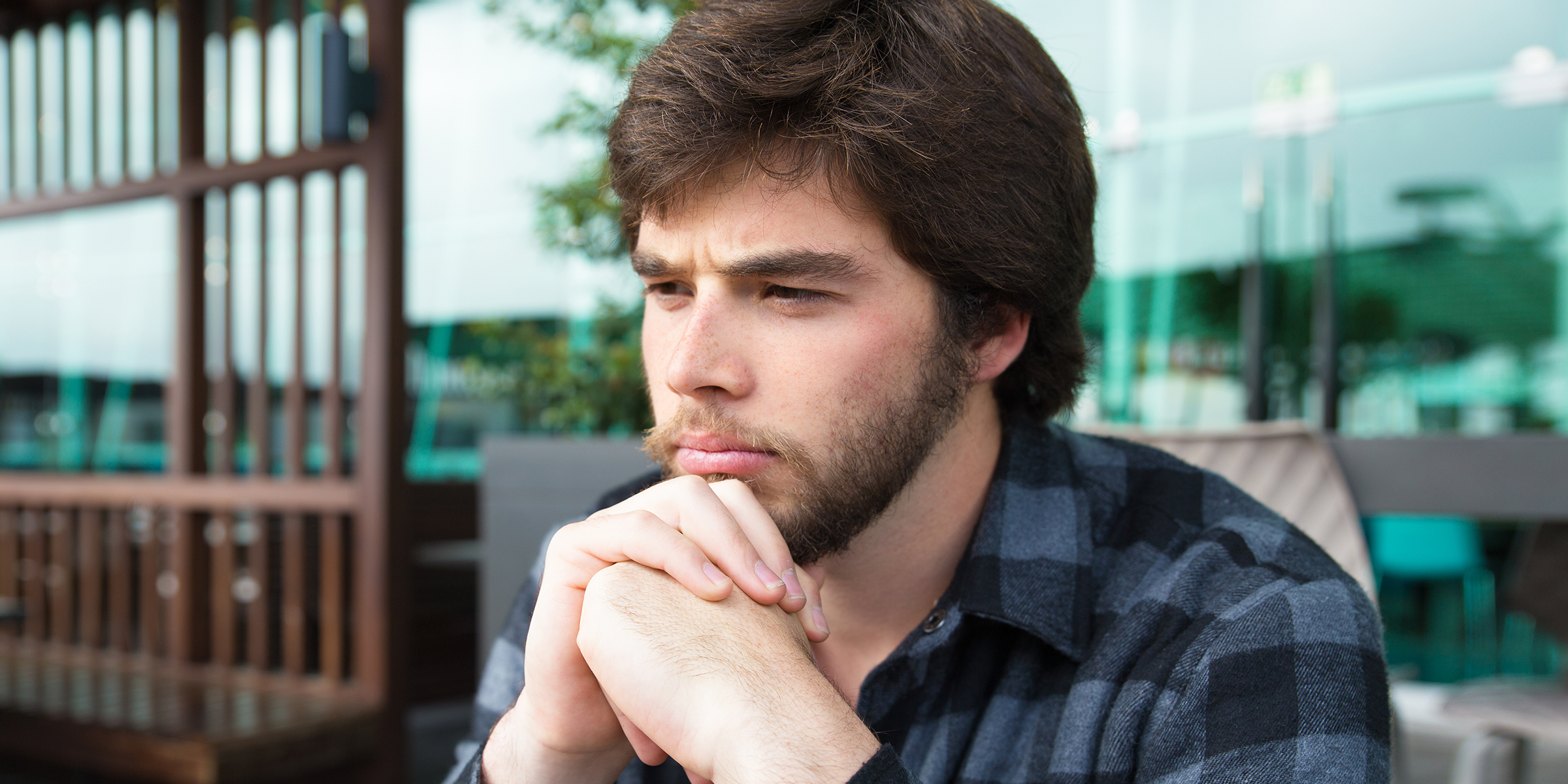 Un hombre con mirada pensativa | Fuente: FreePik