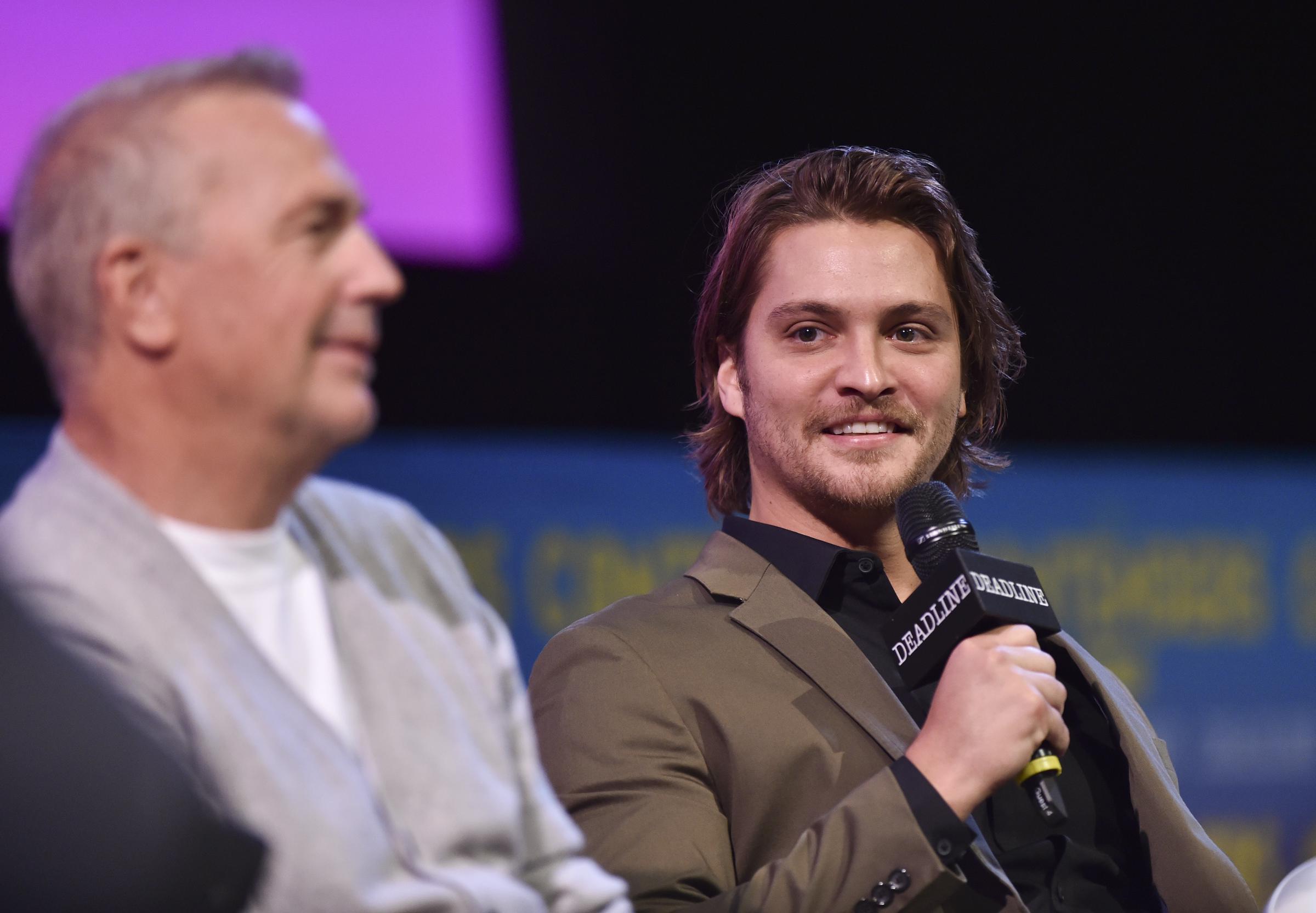 Kevin Costner y Luke Grimes en un evento de Deadline en Los Ángeles, California, el 7 de abril de 2019 | Fuente: Getty Images