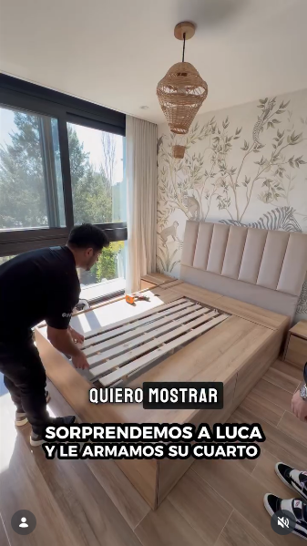 Una persona instalando la cama para la habitación de Luca Cubero | Fuente: Instagram/micaviciconte
