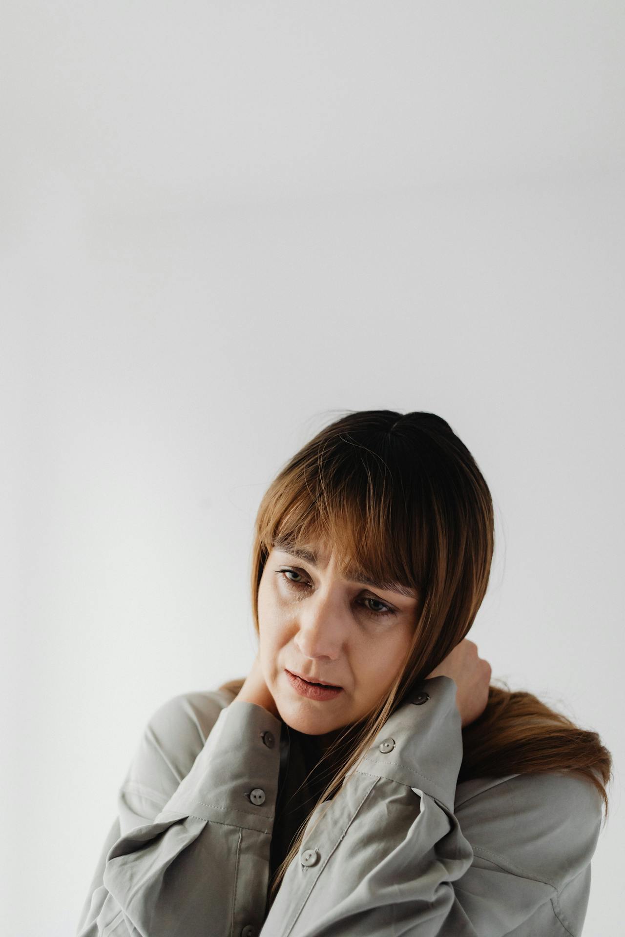 Una mujer emocionalmente abrumada | Fuente: Pexels