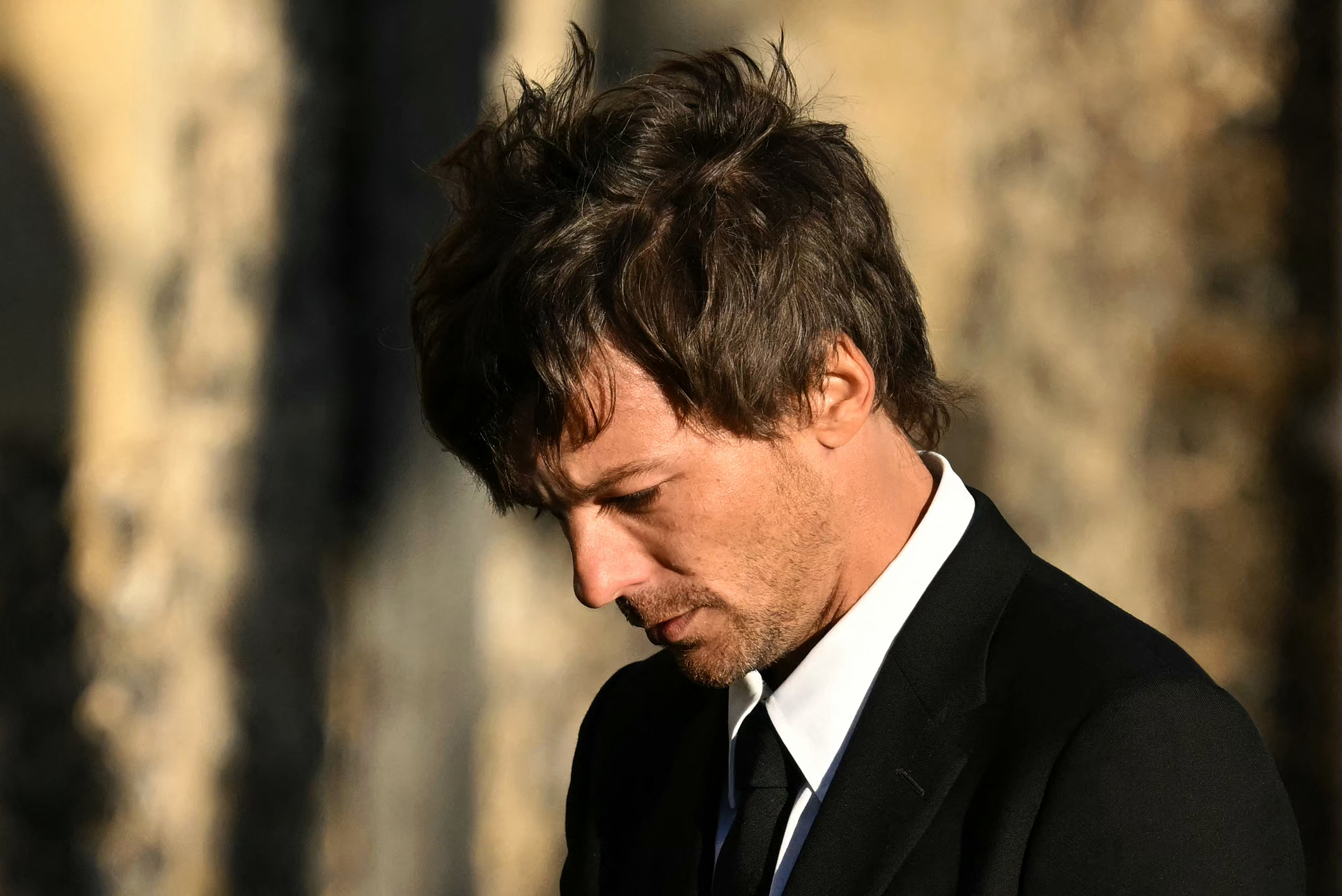 Louis Tomlinson abandona el funeral de Liam Payne en la iglesia de St. Mary en Amersham, Londres, el 20 de noviembre de 2024 | Fuente: Getty Images