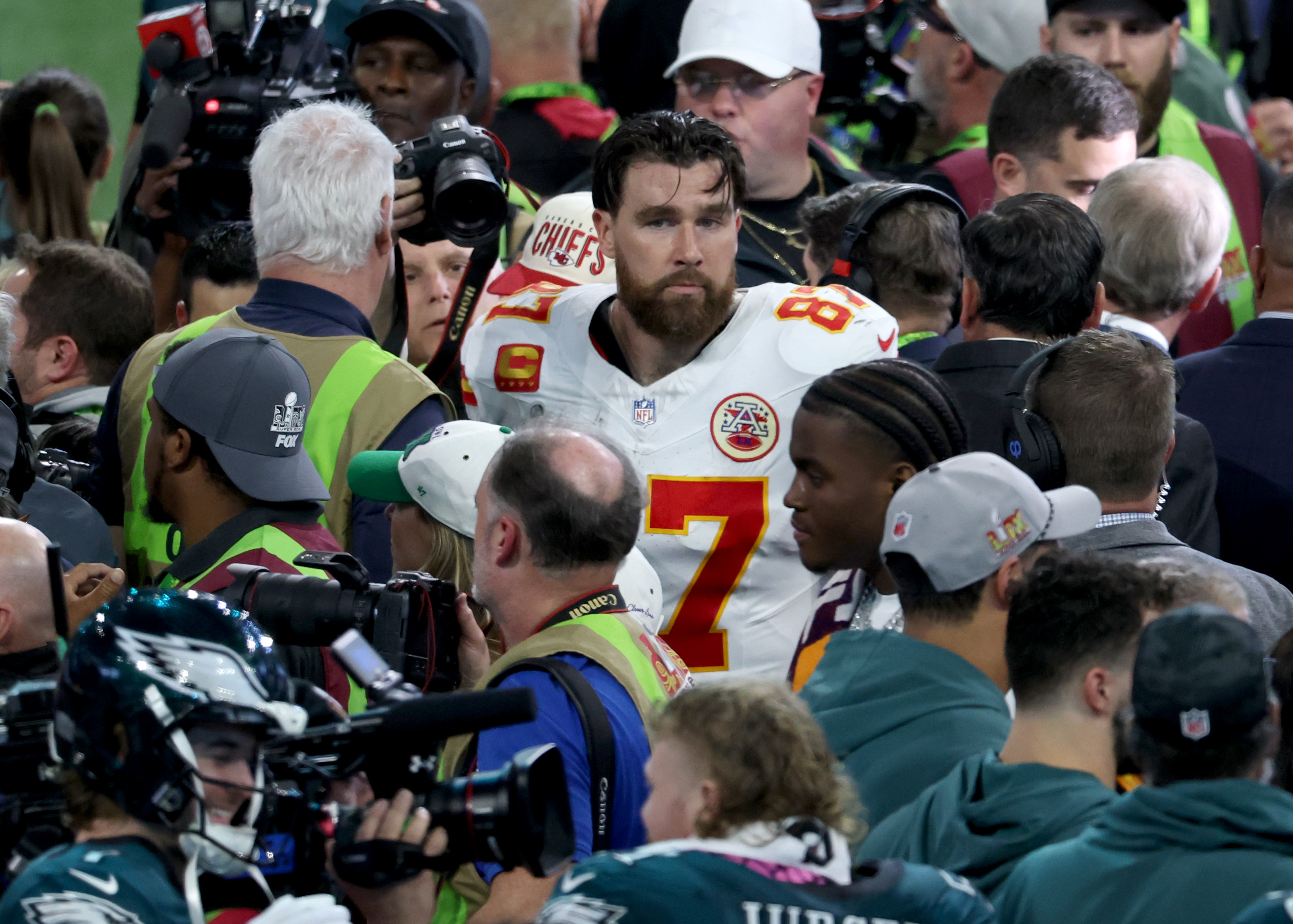 Travis Kelce de los Kansas City Chiefs mira tras el Super Bowl LIX contra los Philadelphia Eagles el 9 de febrero de 2025 | Fuente: Getty Images