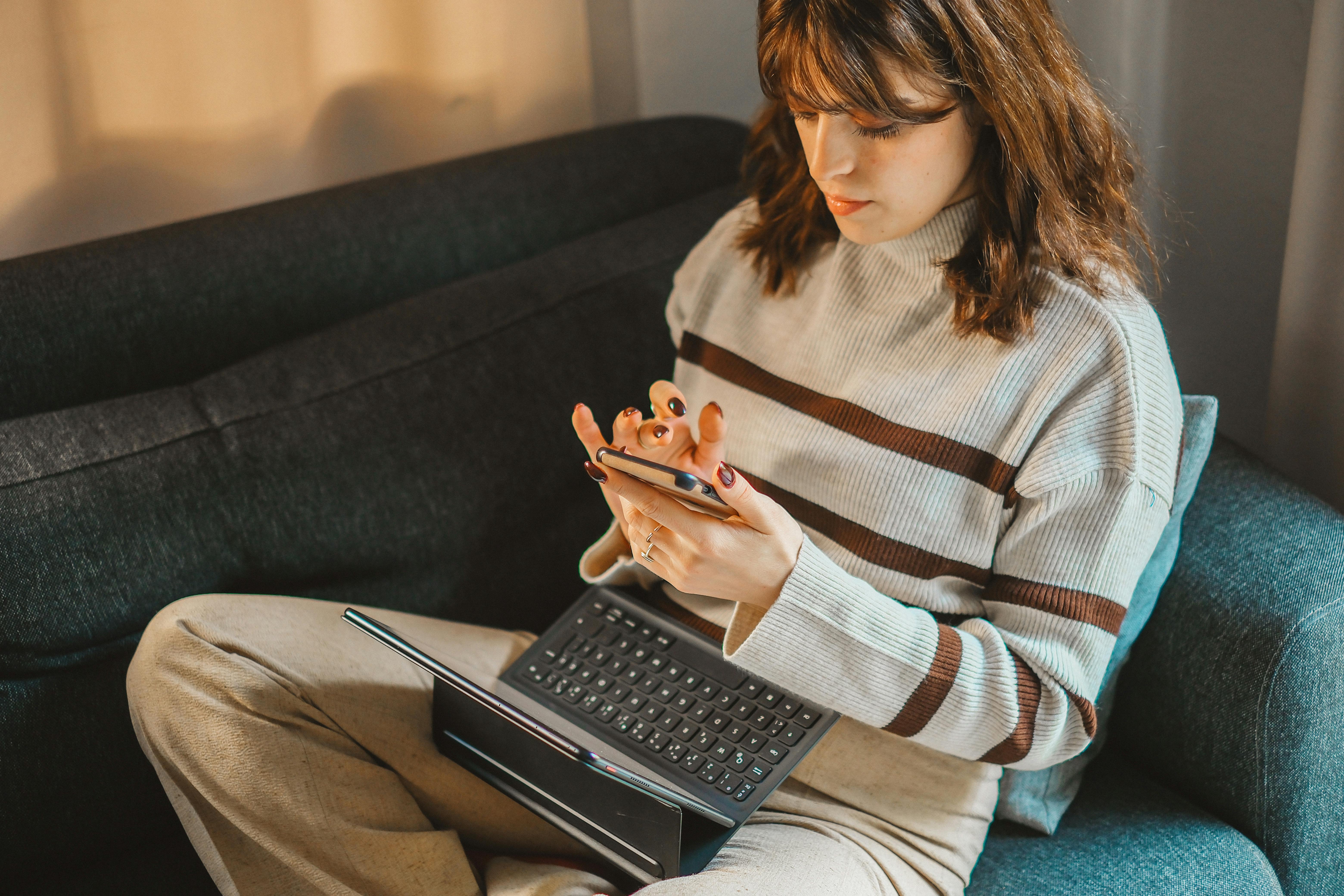 Una mujer seria hablando por teléfono | Fuente: Pexels