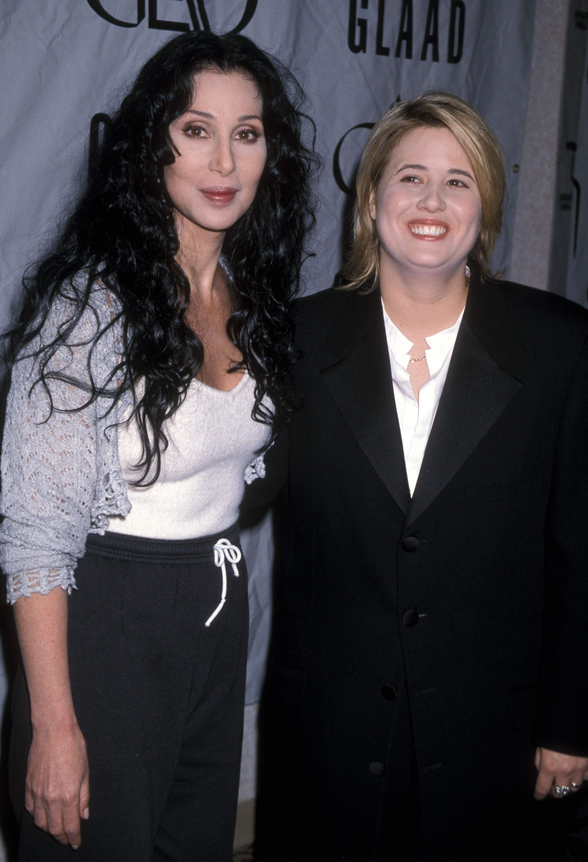 Cher y Chastity Bono asisten a la novena edición de los premios anuales GLAAD Media Awards el 19 de abril de 1998 en Los Ángeles, California | Fuente: Getty Images