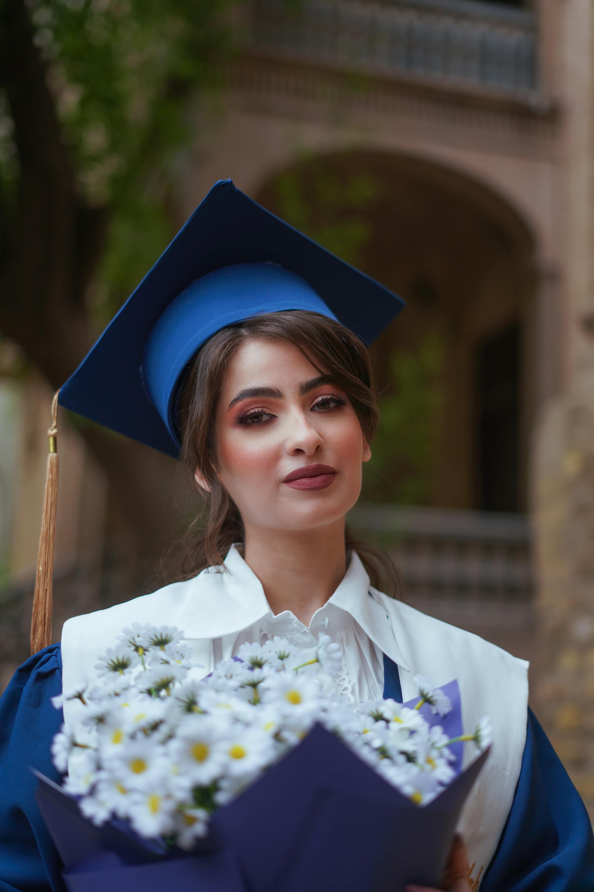 Una adolescente infeliz en su graduación | Fuente: Pexels