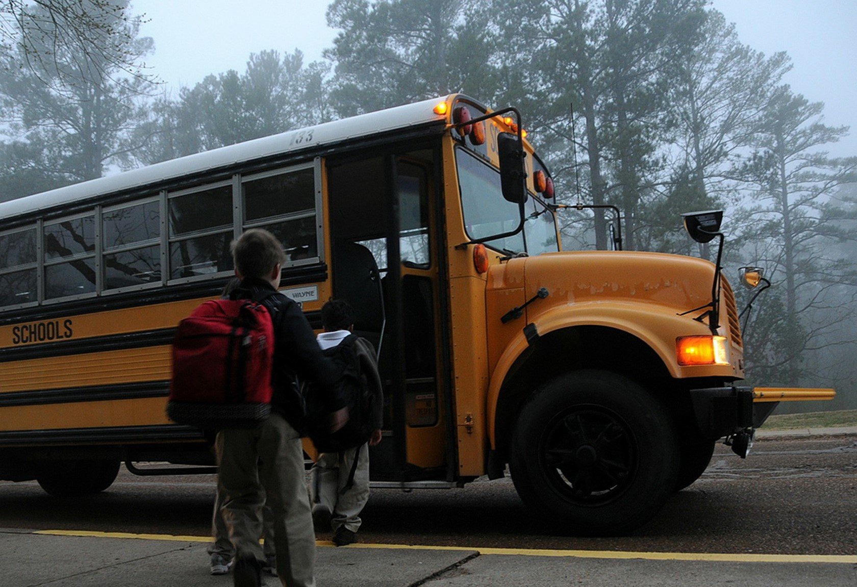 Niños subiendo al autobús escolar. | Foto: Pixabay