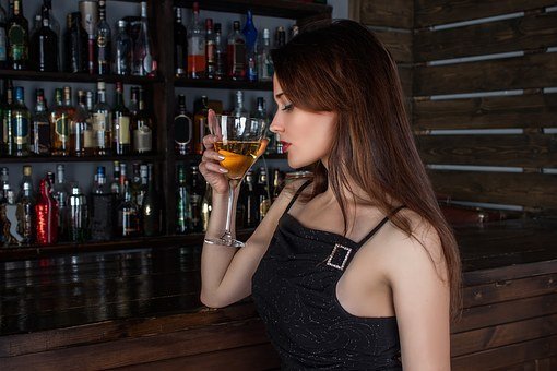 Mujer joven en un bar. | Foto: Pixabay