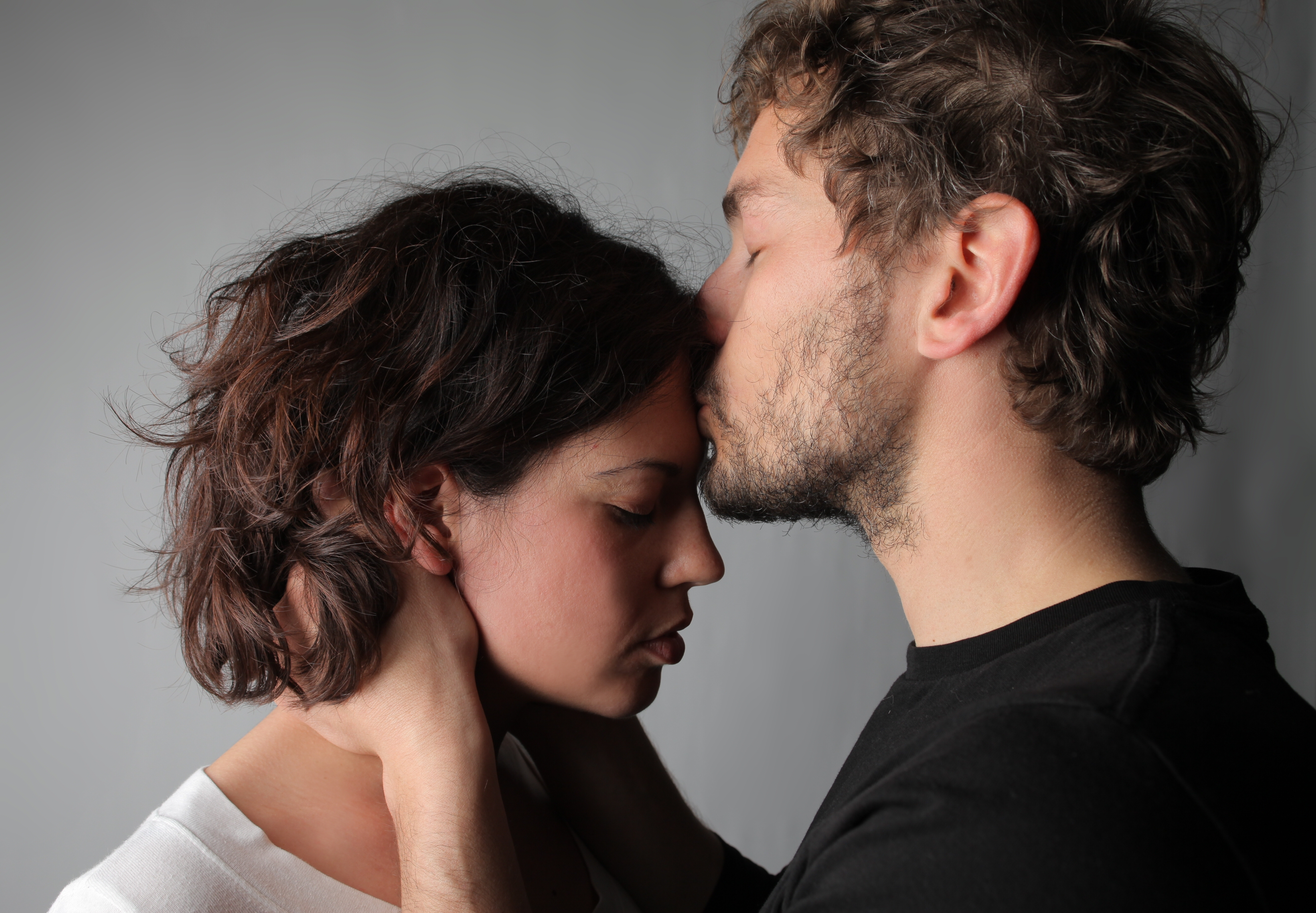 Un novio consuela a una joven | Fuente: Shutterstock