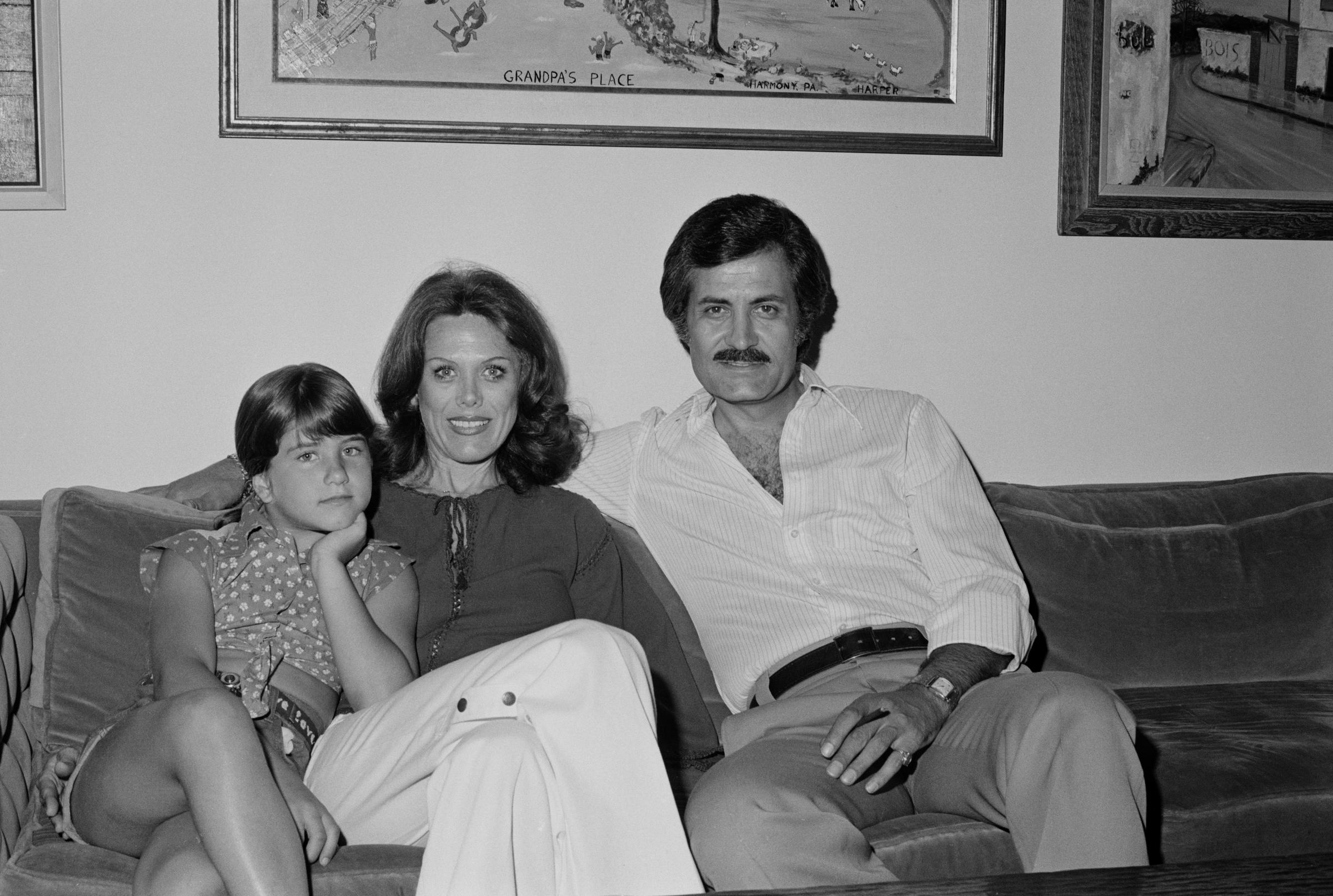 La actriz con sus padres, hacia 1975 | Fuente: Getty Images