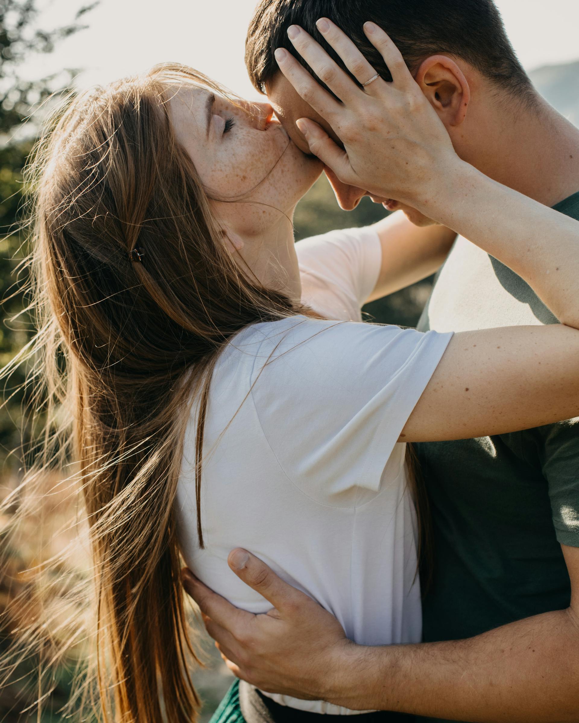 Una mujer besando a su novio en la frente | Foto: Pexels