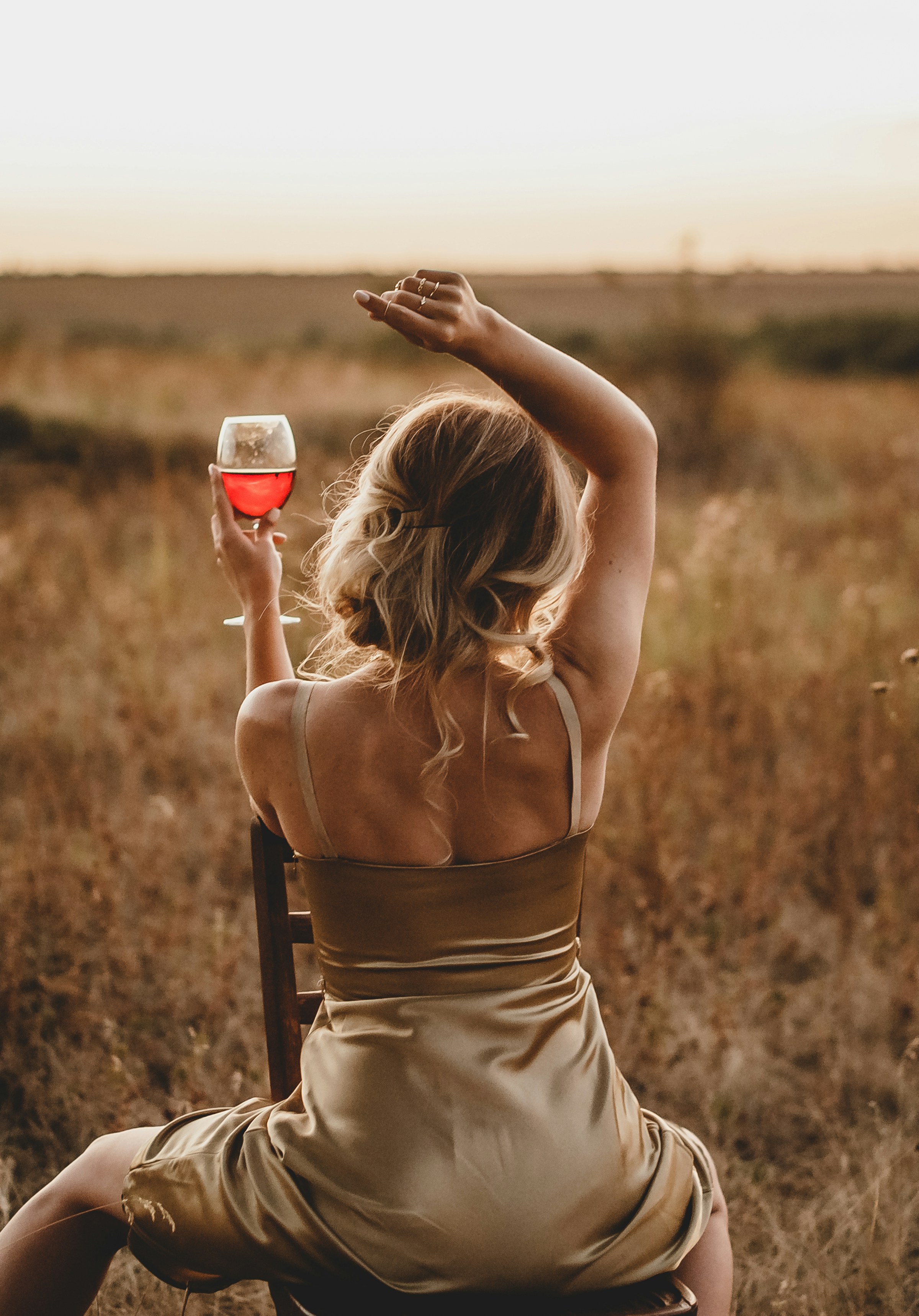 Una mujer bebiendo vino | Fuente: Unsplash