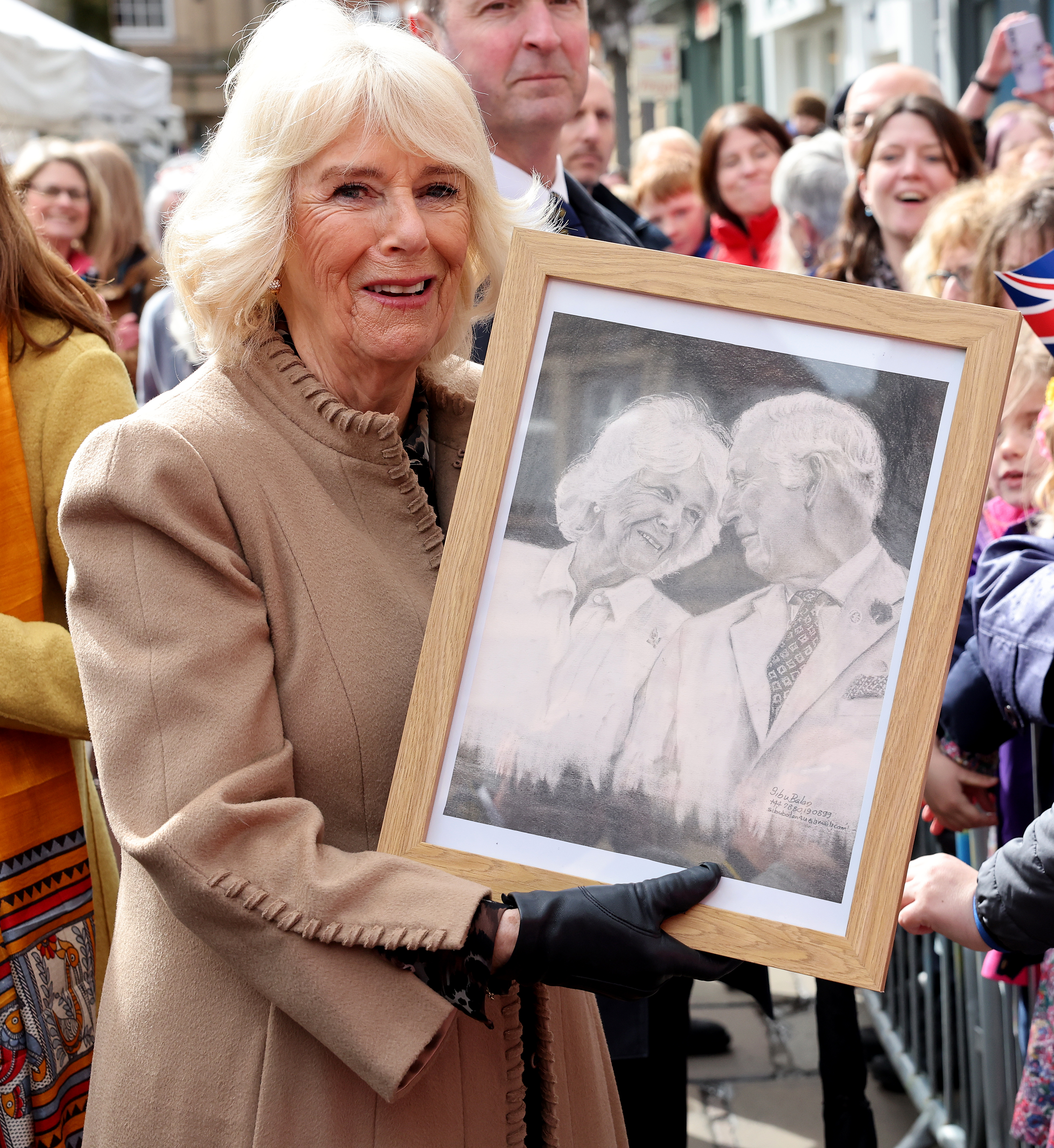 La reina Camilla durante su visita al Farmers' Market el 27 de marzo de 2024 en Shrewsbury, Inglaterra | Foto: Getty Images