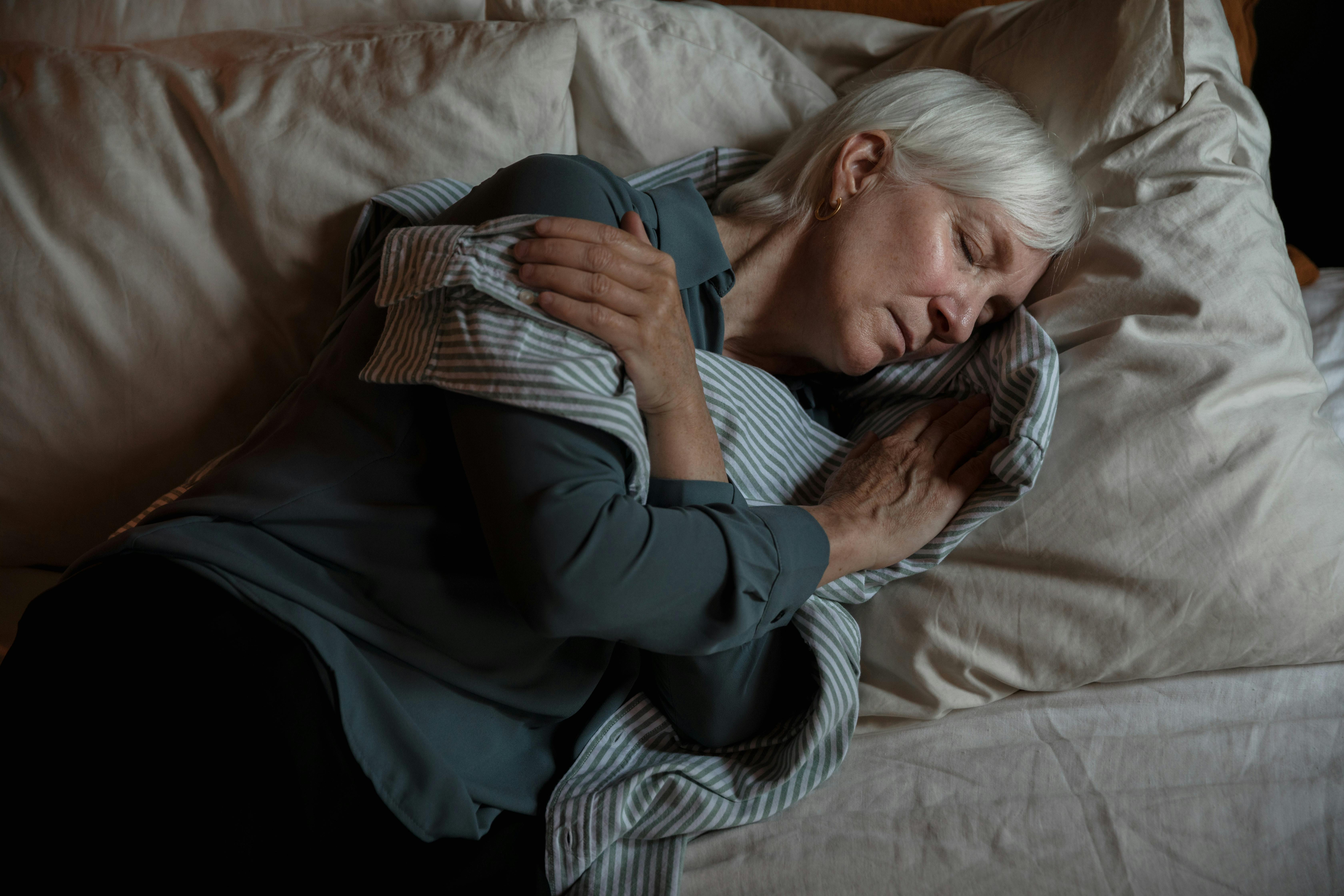 La mujer en la cama y repitiendo los acontecimientos | Foto: Pexels