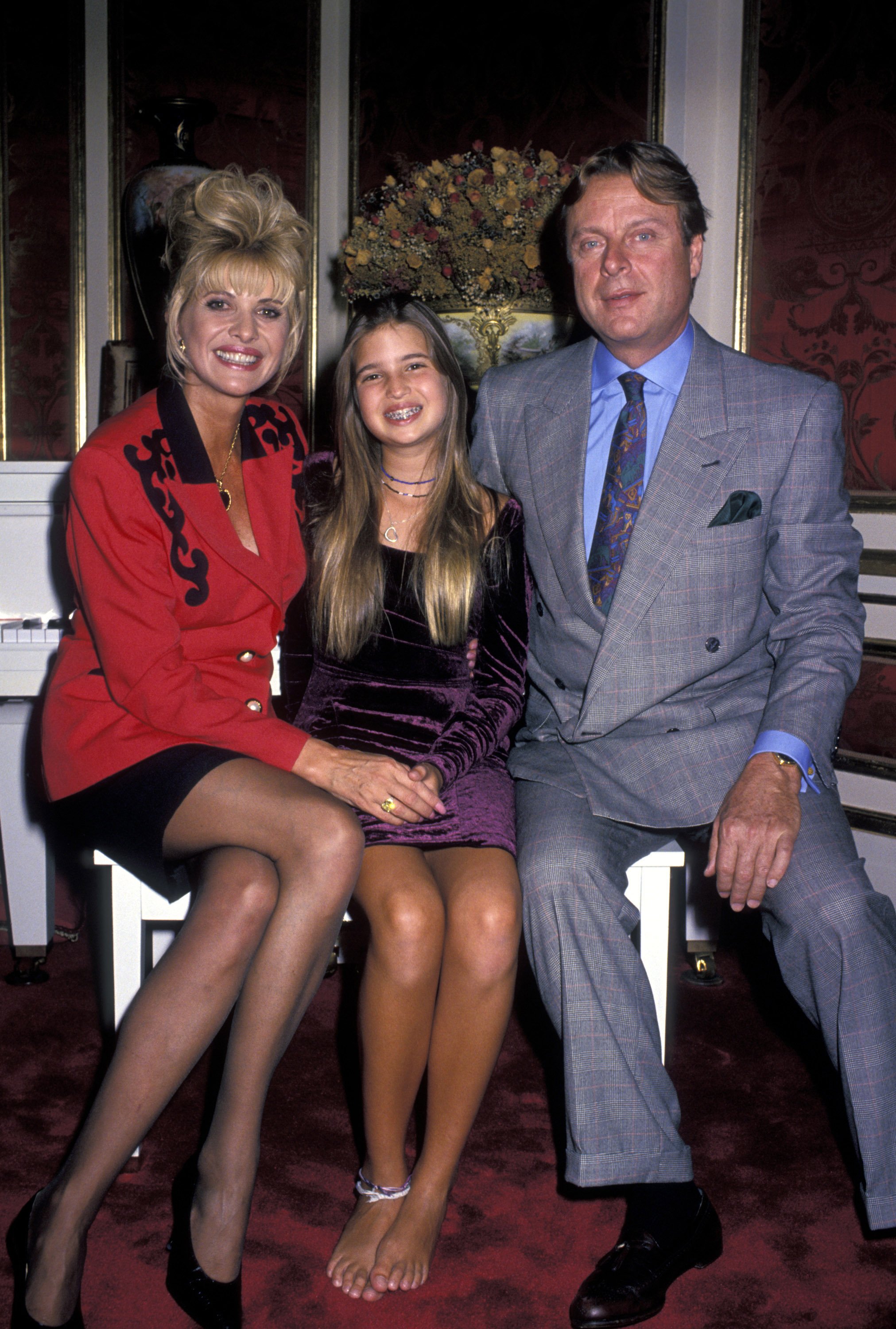 Ivana Trump con su hija Ivanka y Riccardo Mazzucchelli durante una sesión de fotos exclusiva en su casa, el 27 de septiembre de 1994 en Nueva York. ┃ Foto: Getty Images