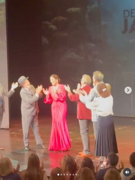 Andrea Frigerio celebrando su cumpleaños junto a sus compañeros desde el teatro | Fuente: Instagram/andreafrigeriook